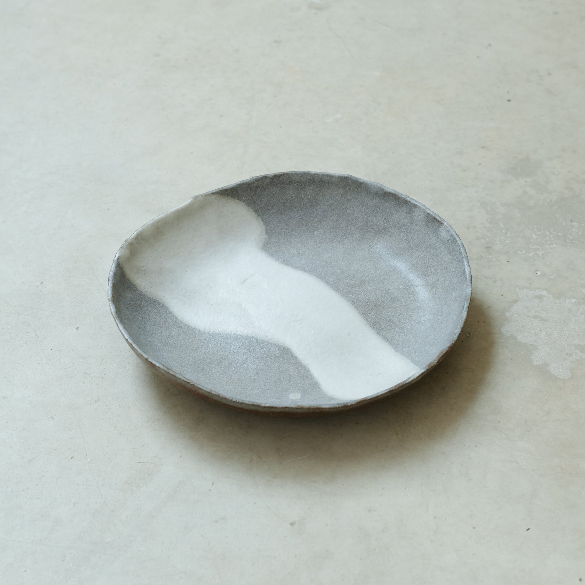 Assiette en grès rouge D 16cm(s) - gris de Cups cups cups chez Brutal