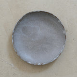 Assiette en grès rouge D 15cm(u) - gris de Cups cups cups chez Brutal Ceramics
