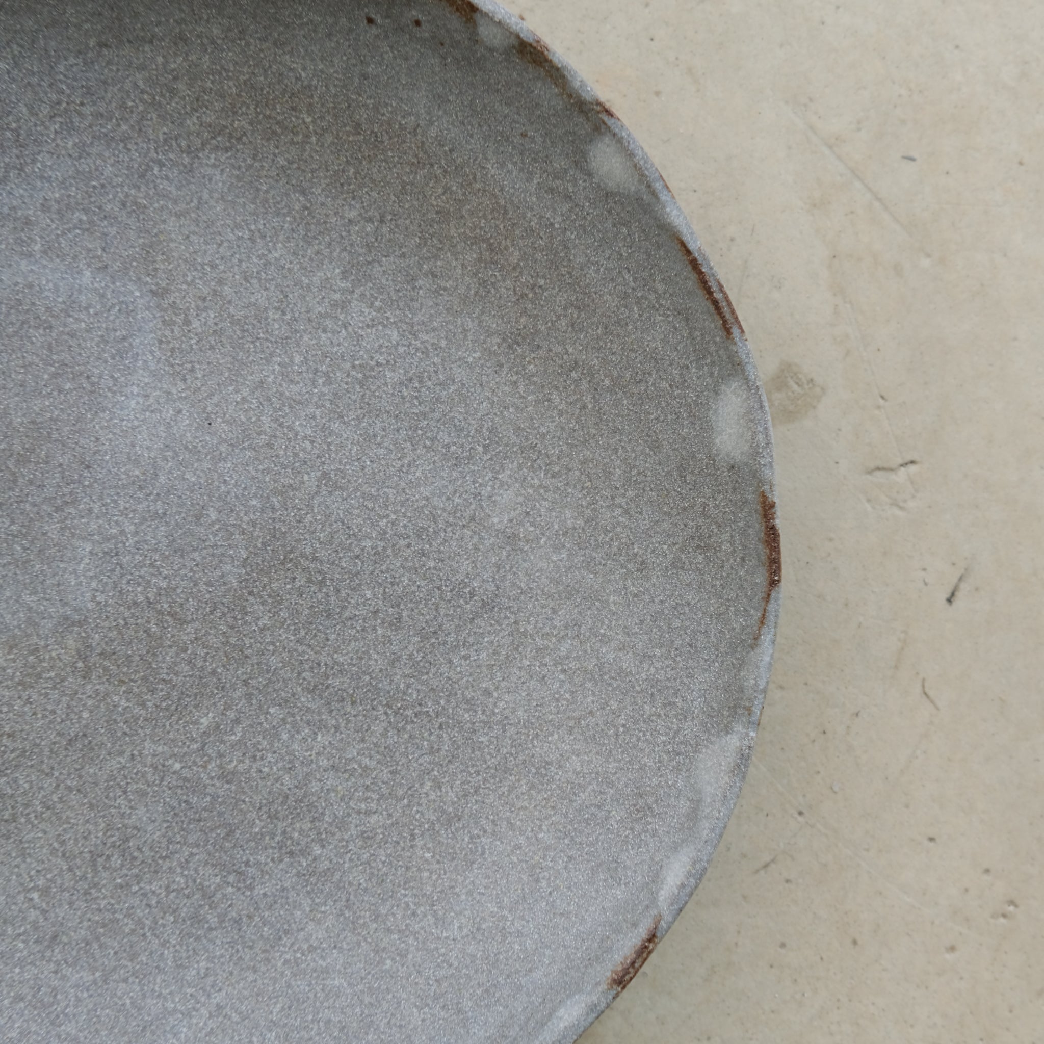 Assiette en grès rouge D 15cm(u) - gris de Cups cups cups chez Brutal Ceramics