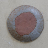 Assiette en grès rouge D 15cm(u) - gris de Cups cups cups chez Brutal Ceramics