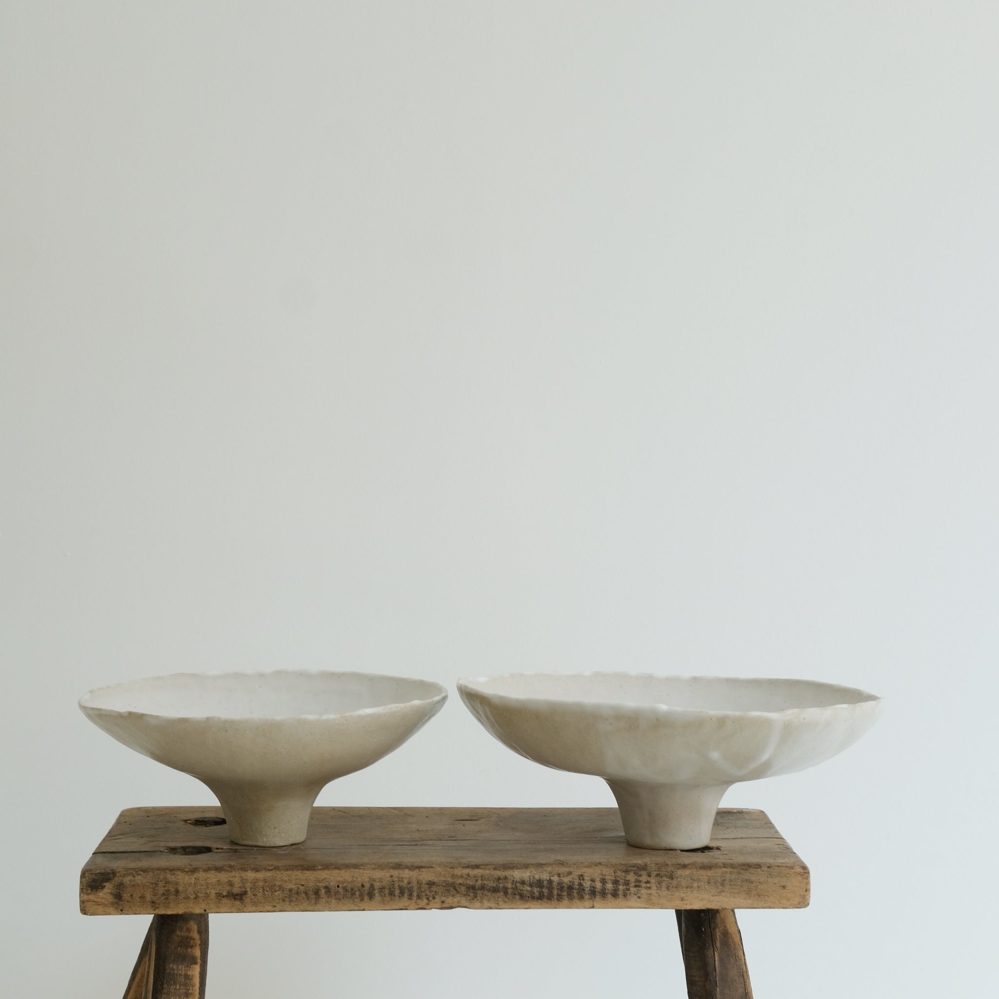 Coupe en grès blanc D 21,5cm(v) - blanc de Cups cups cups chez Brutal