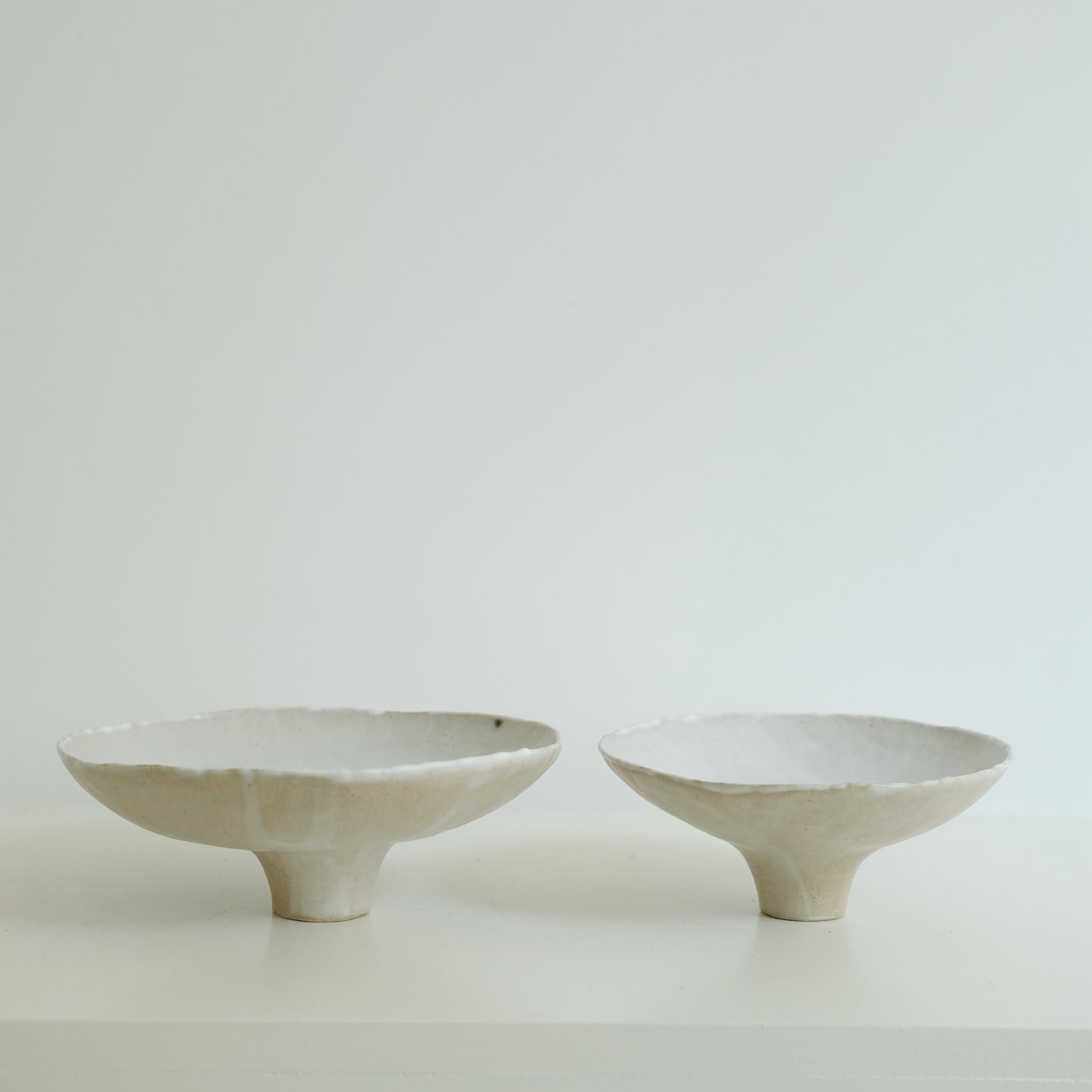 Coupe en grès blanc D 21,5cm(v) - blanc de Cups cups cups chez Brutal