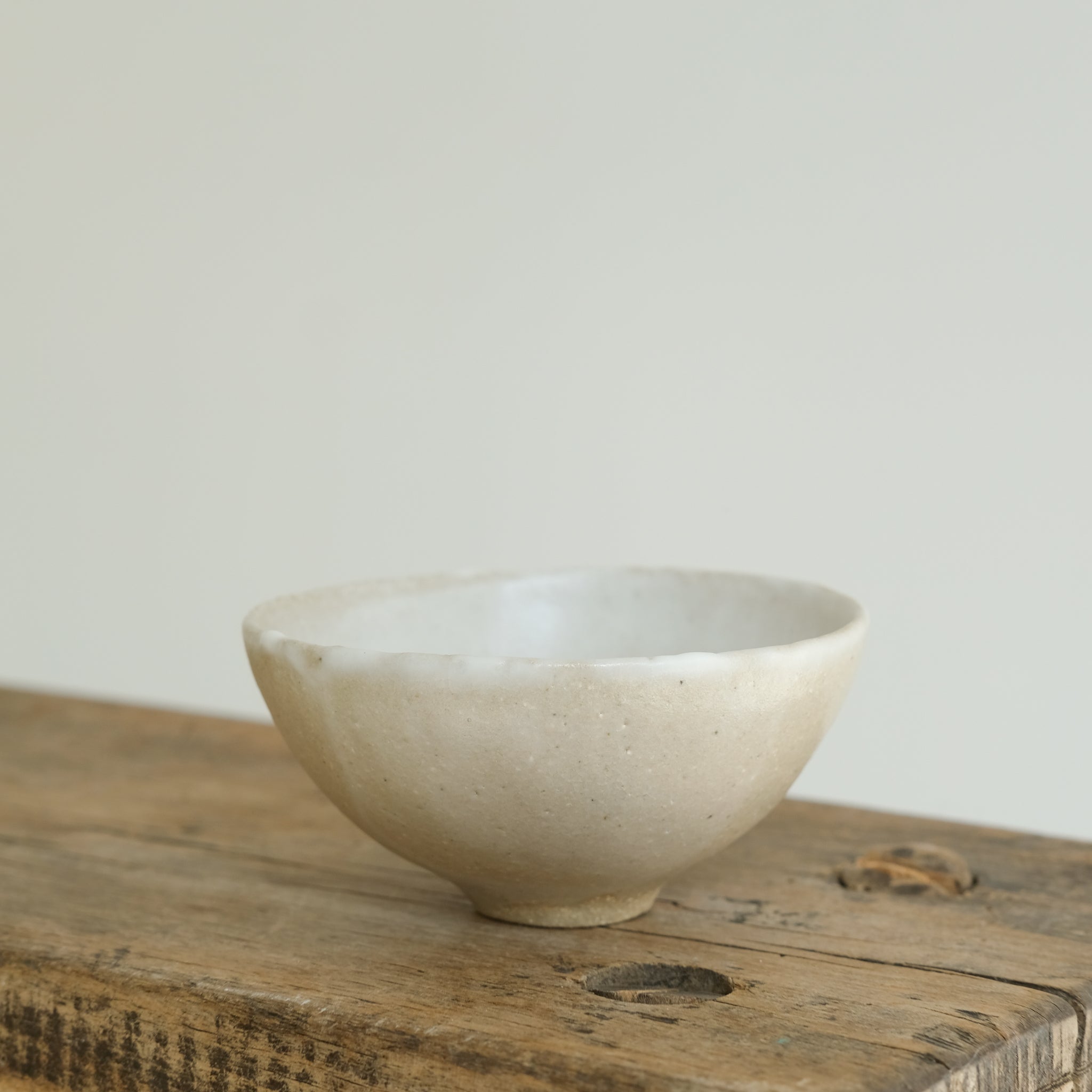 Bol en grès roux D 9cm(h) - blanc de Cups cups cups chez Brutal Ceramics
