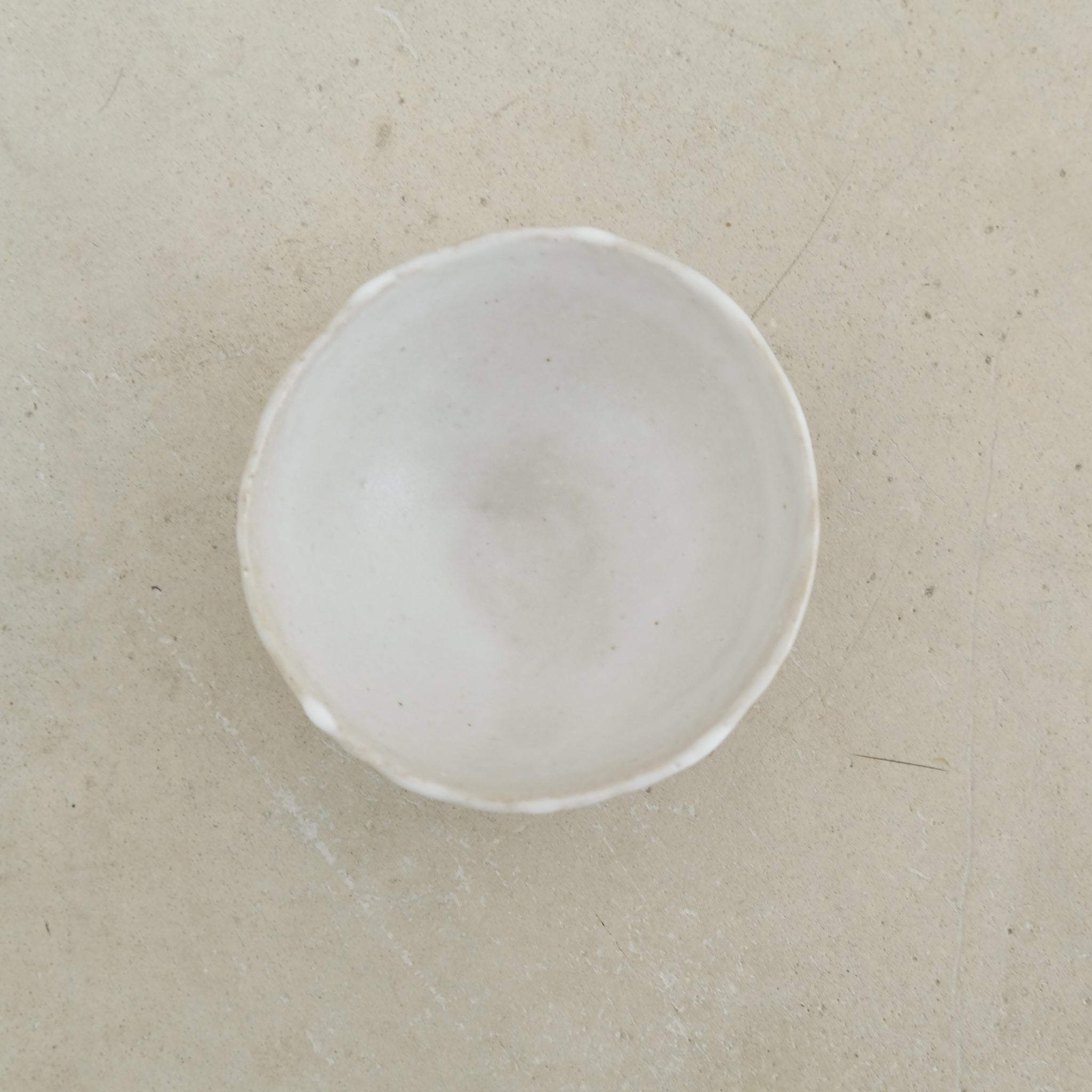 Bol en grès roux D 9cm(h) - blanc de Cups cups cups chez Brutal Ceramics