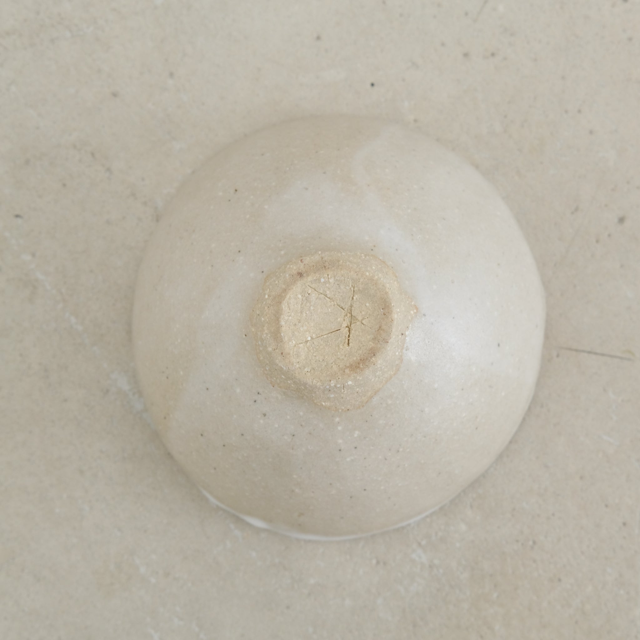 Bol en grès roux D 9cm(h) - blanc de Cups cups cups chez Brutal Ceramics