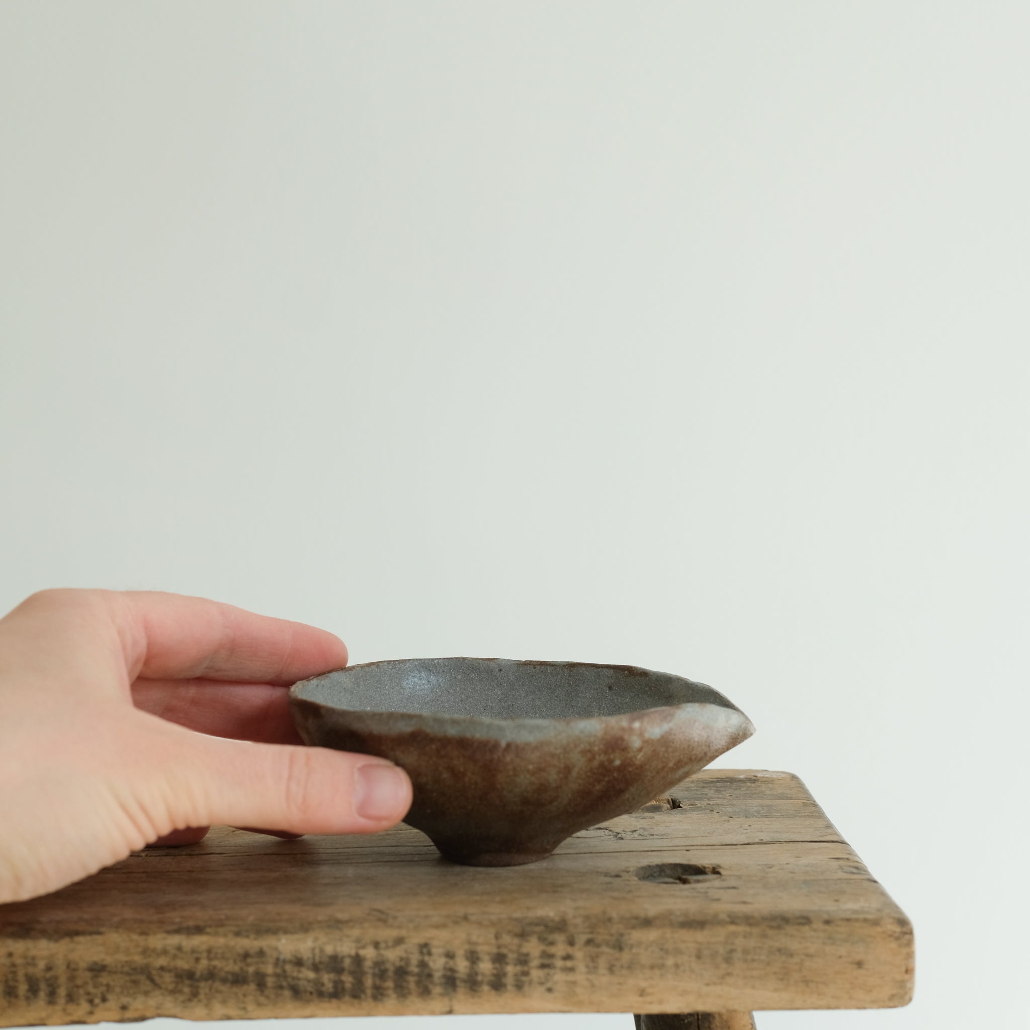 Verseuse en grès rouge D 9cm(j) - gris de Cups cups cups chez Brutal Ceramics