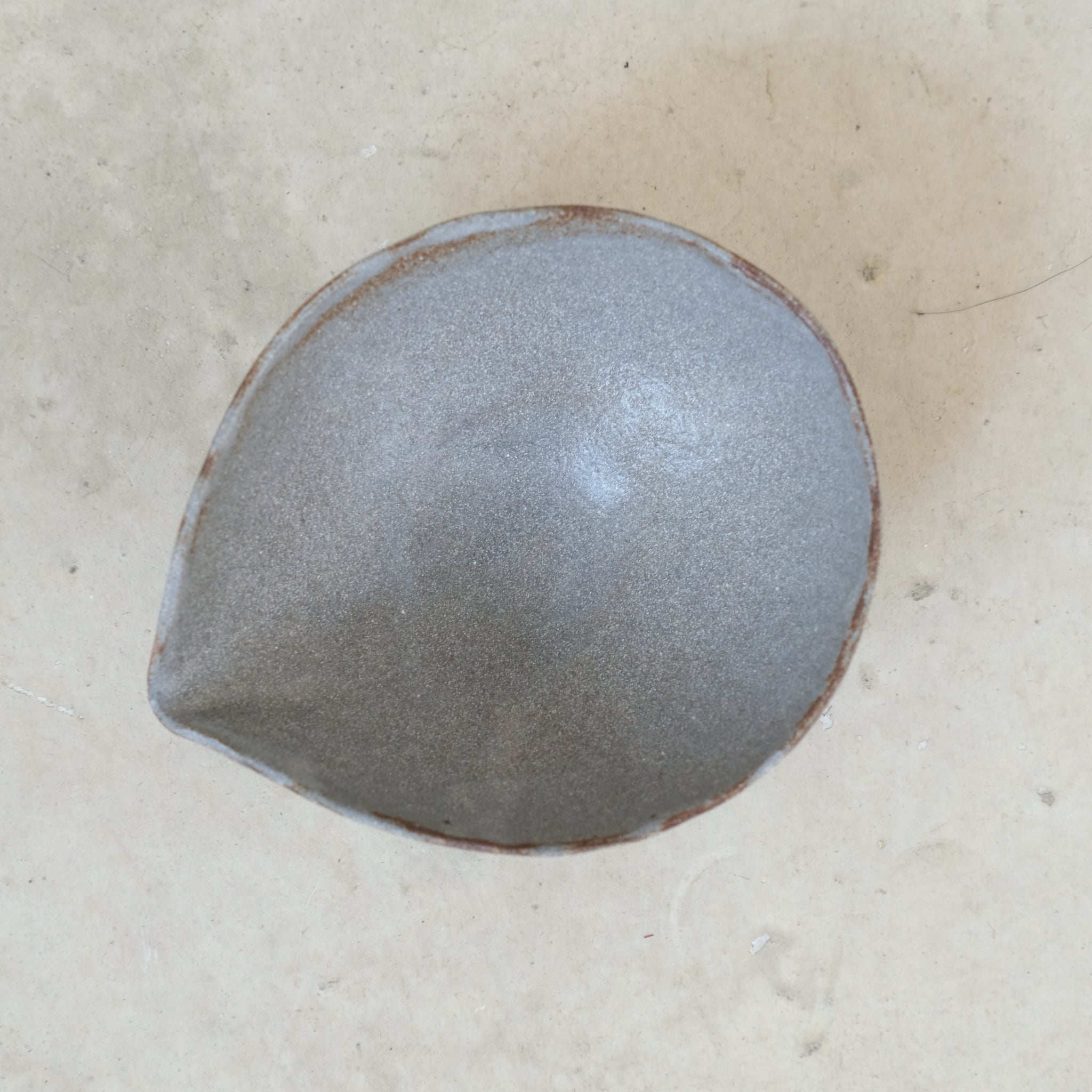 Verseuse en grès rouge D 9cm(j) - gris de Cups cups cups chez Brutal Ceramics