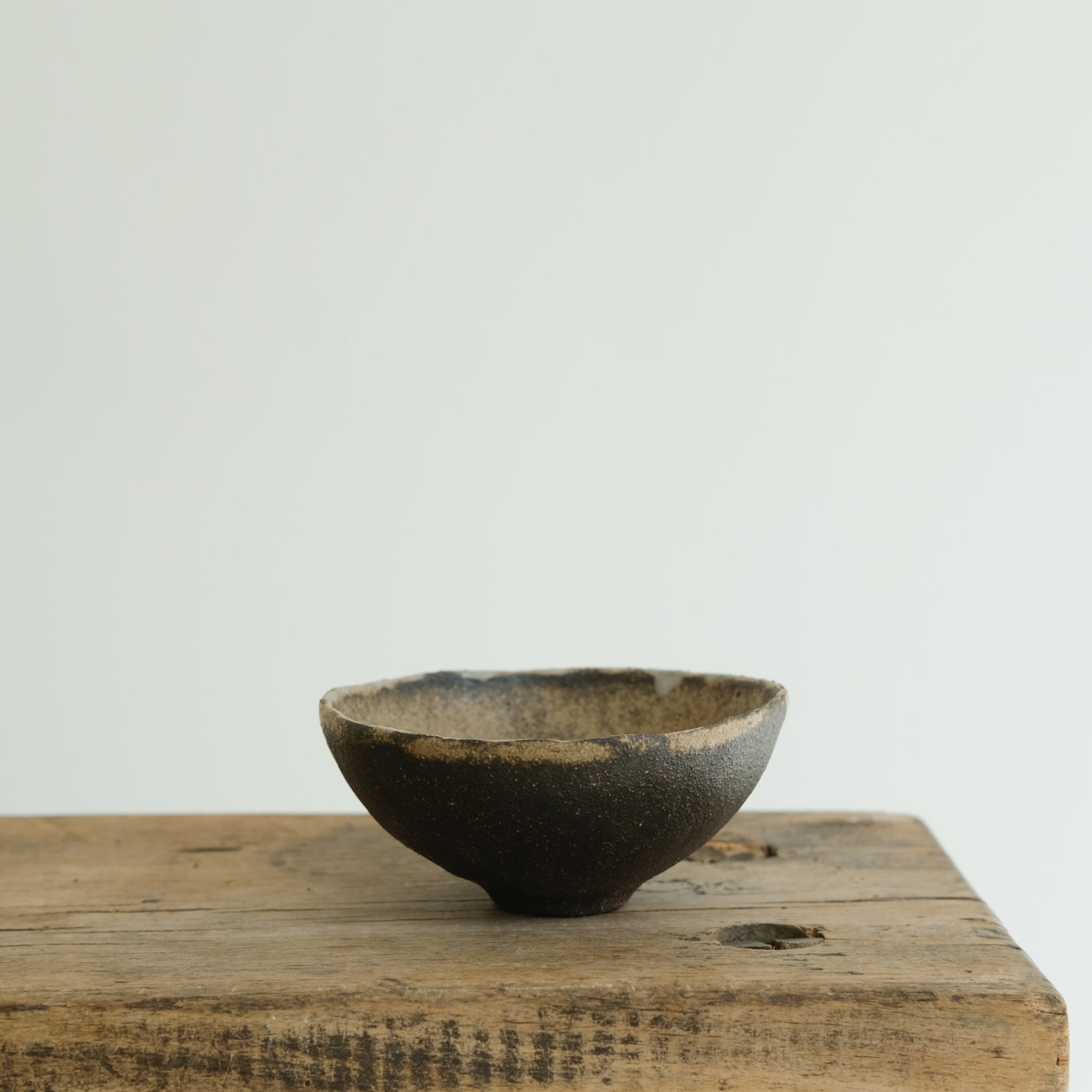 Bol en grès noir D 9cm(i) - blanc de Cups cups cups chez Brutal Ceramics