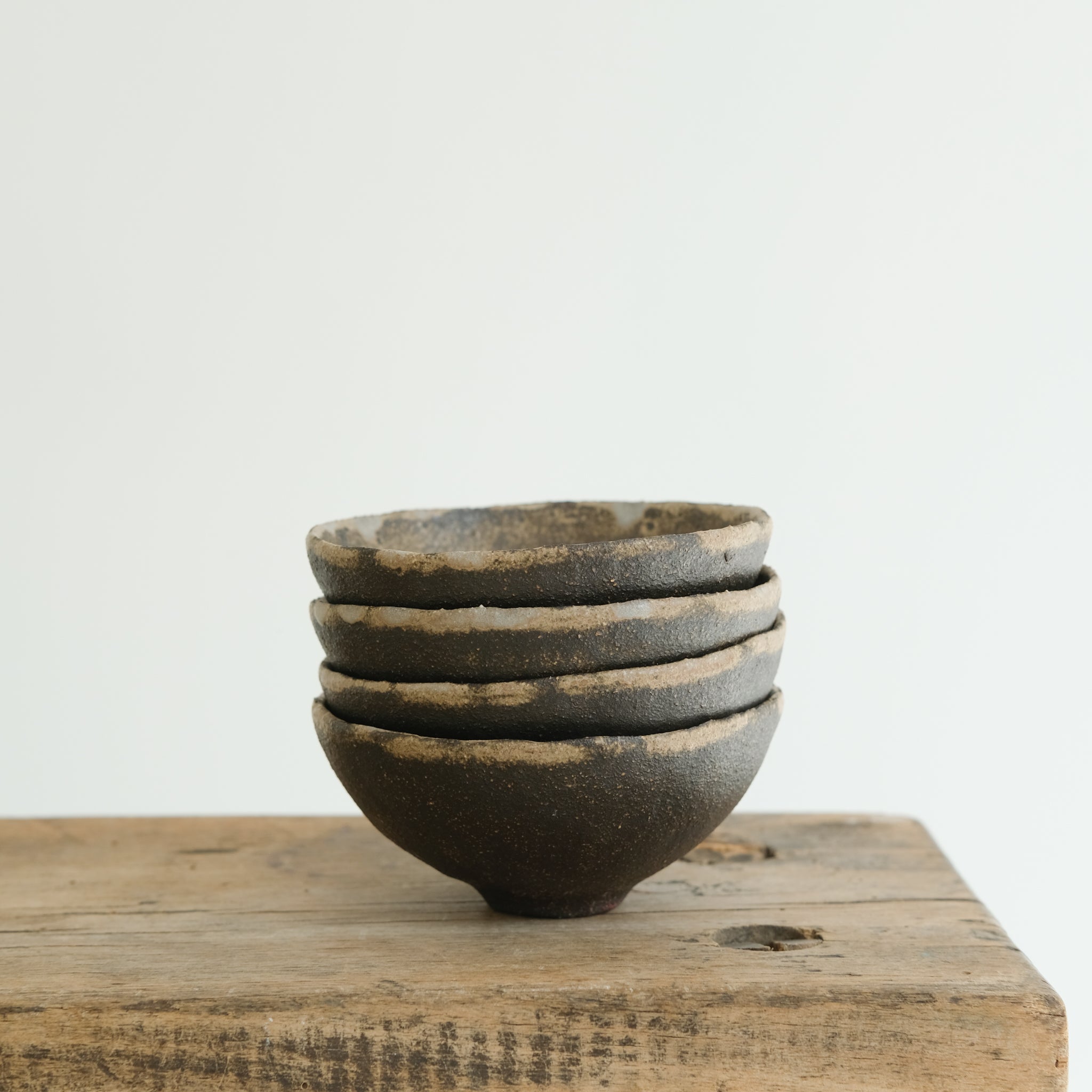 Bol en grès noir D 9cm(i) - blanc de Cups cups cups chez Brutal Ceramics