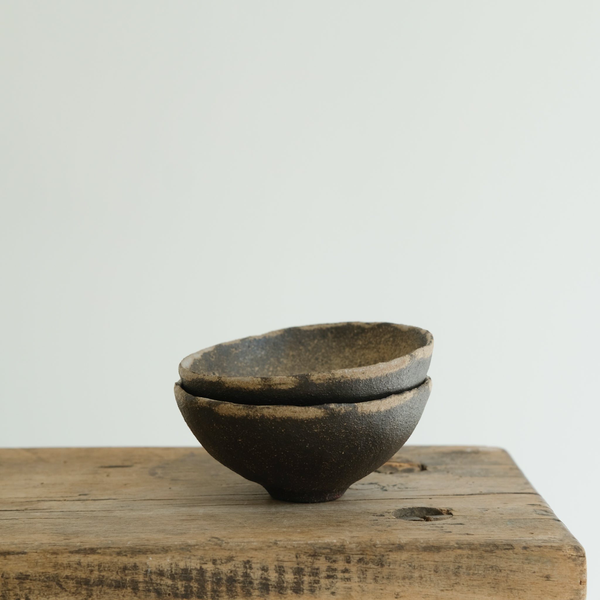 Bol en grès noir D 9cm(i) - blanc de Cups cups cups chez Brutal Ceramics