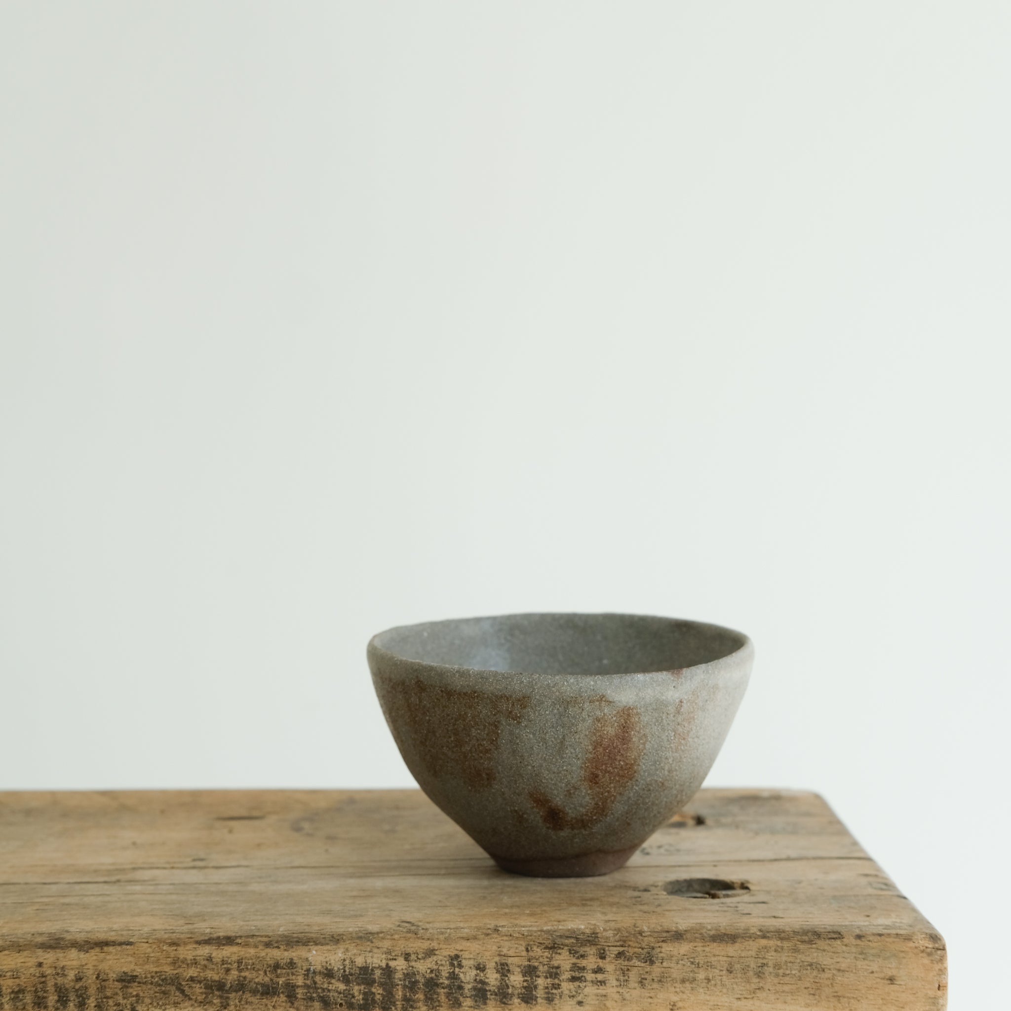 Bol en grès rouge D 9,5cm(p) - gris/bleu de Cups cups cups chez Brutal Ceramics