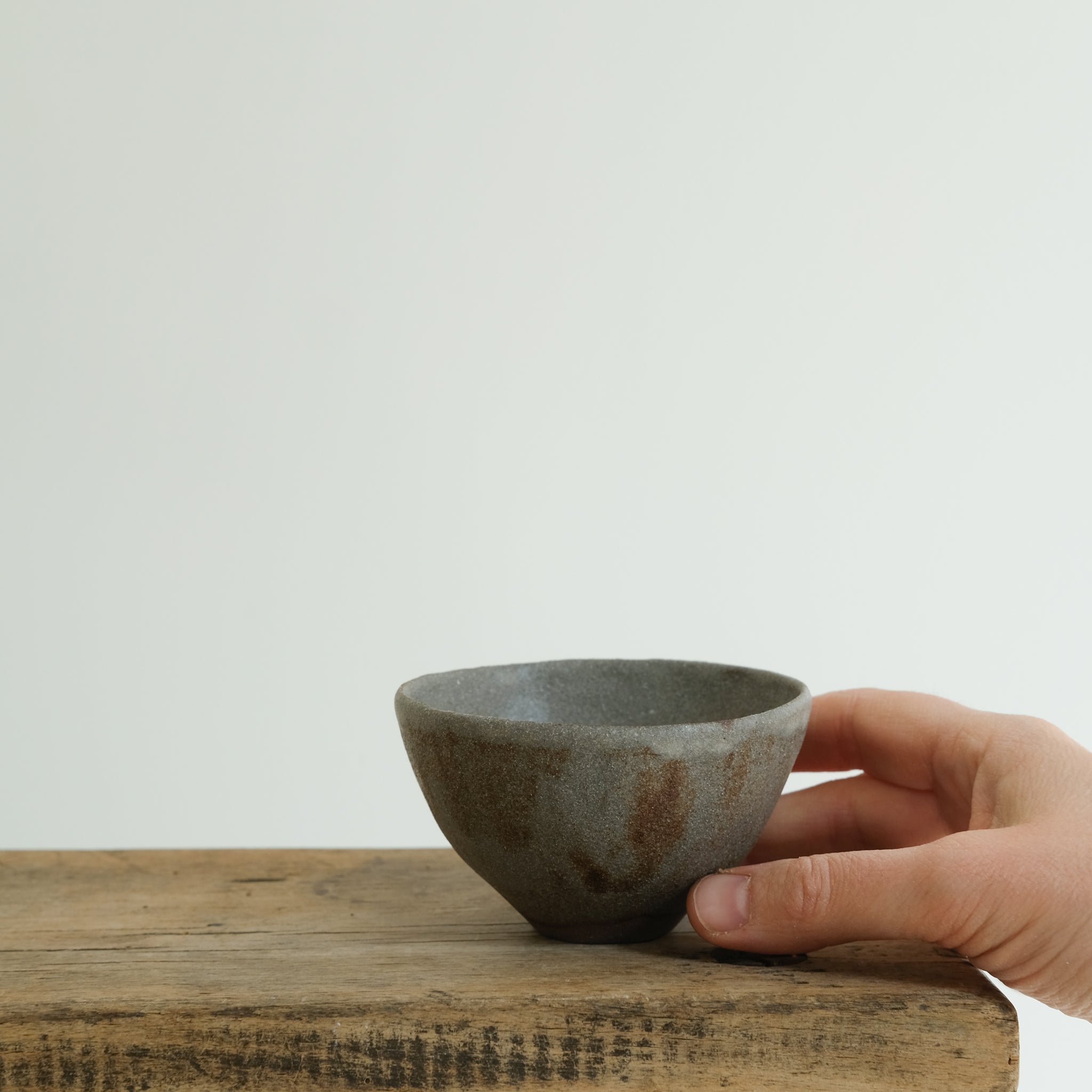 Bol en grès rouge D 9,5cm(p) - gris/bleu de Cups cups cups chez Brutal