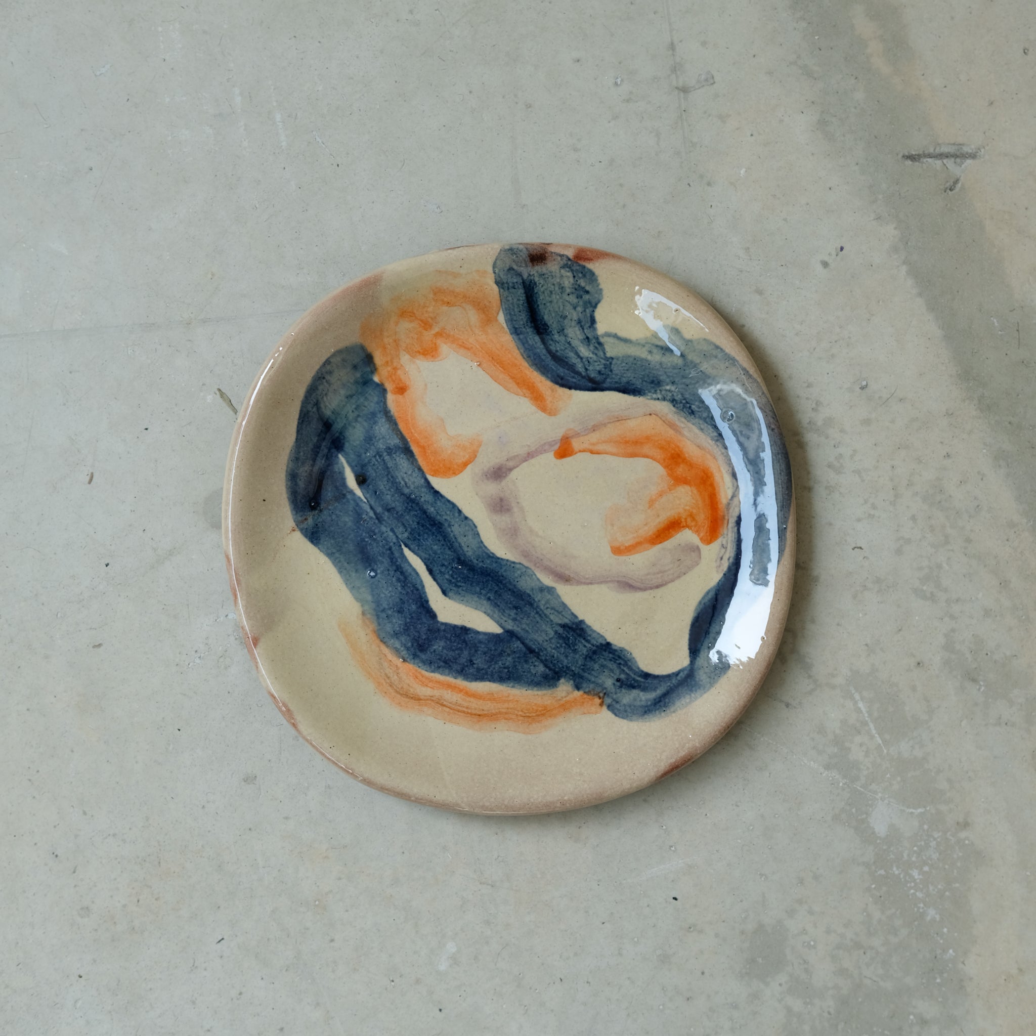 Assiette 14 en faience rouge multicolore par Héloïse Bariol 