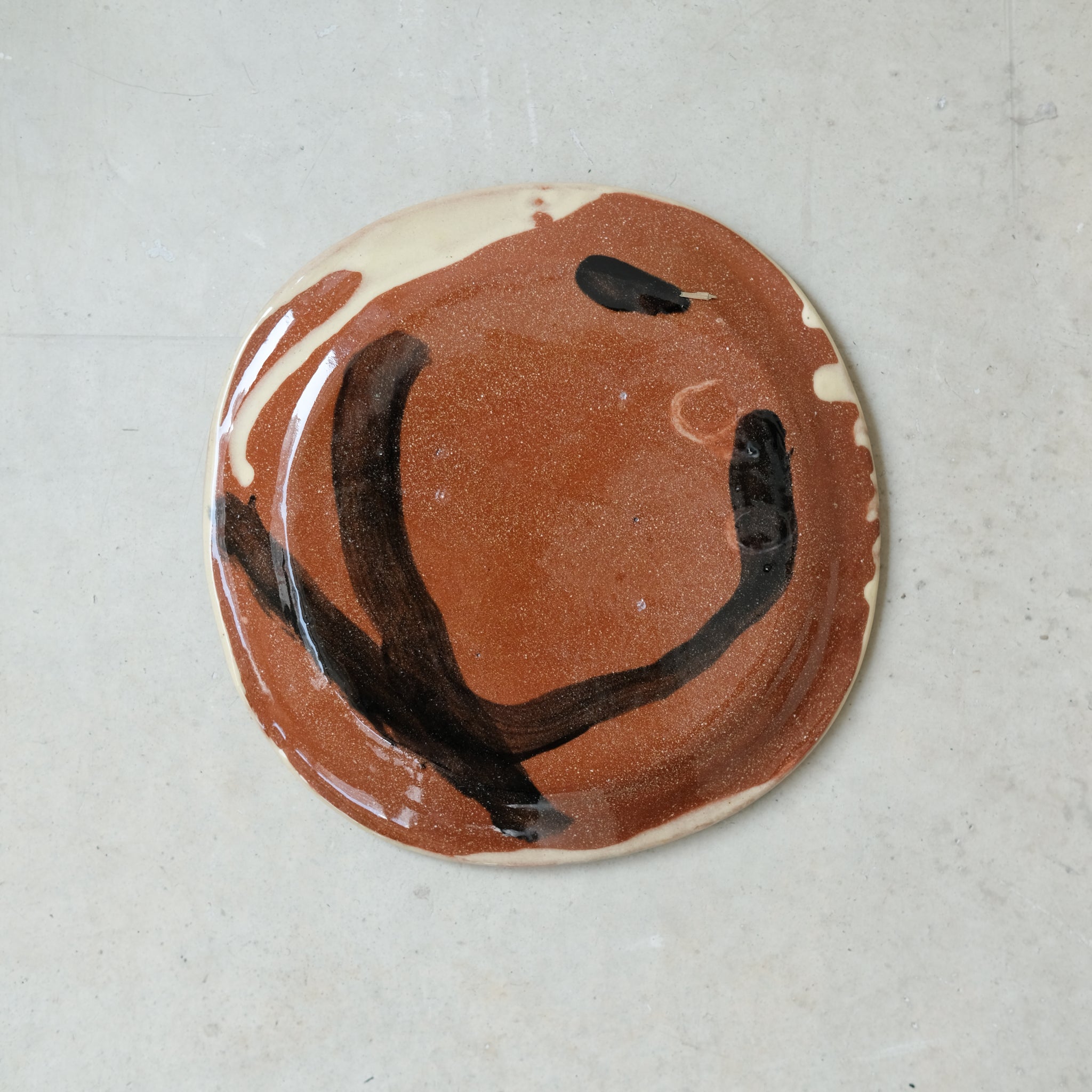 Assiette 15 en faience rouge multicolore par Héloïse Bariol 