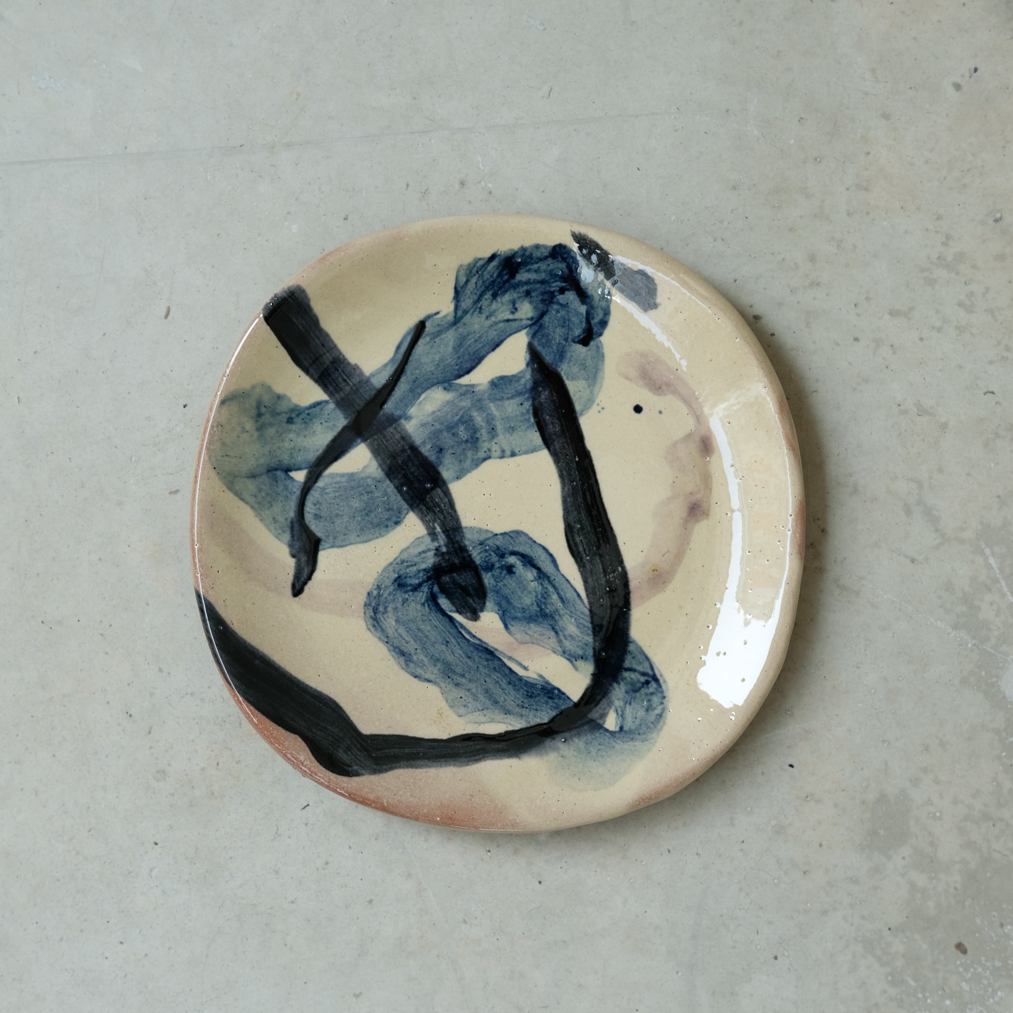 Assiette 16 en faience rouge multicolore par Héloïse Bariol 