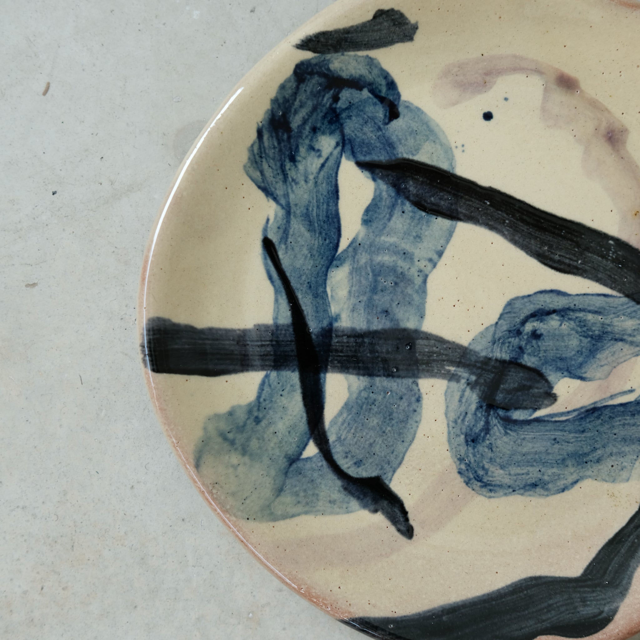 Assiette 16 en faience rouge multicolore par Héloïse Bariol 