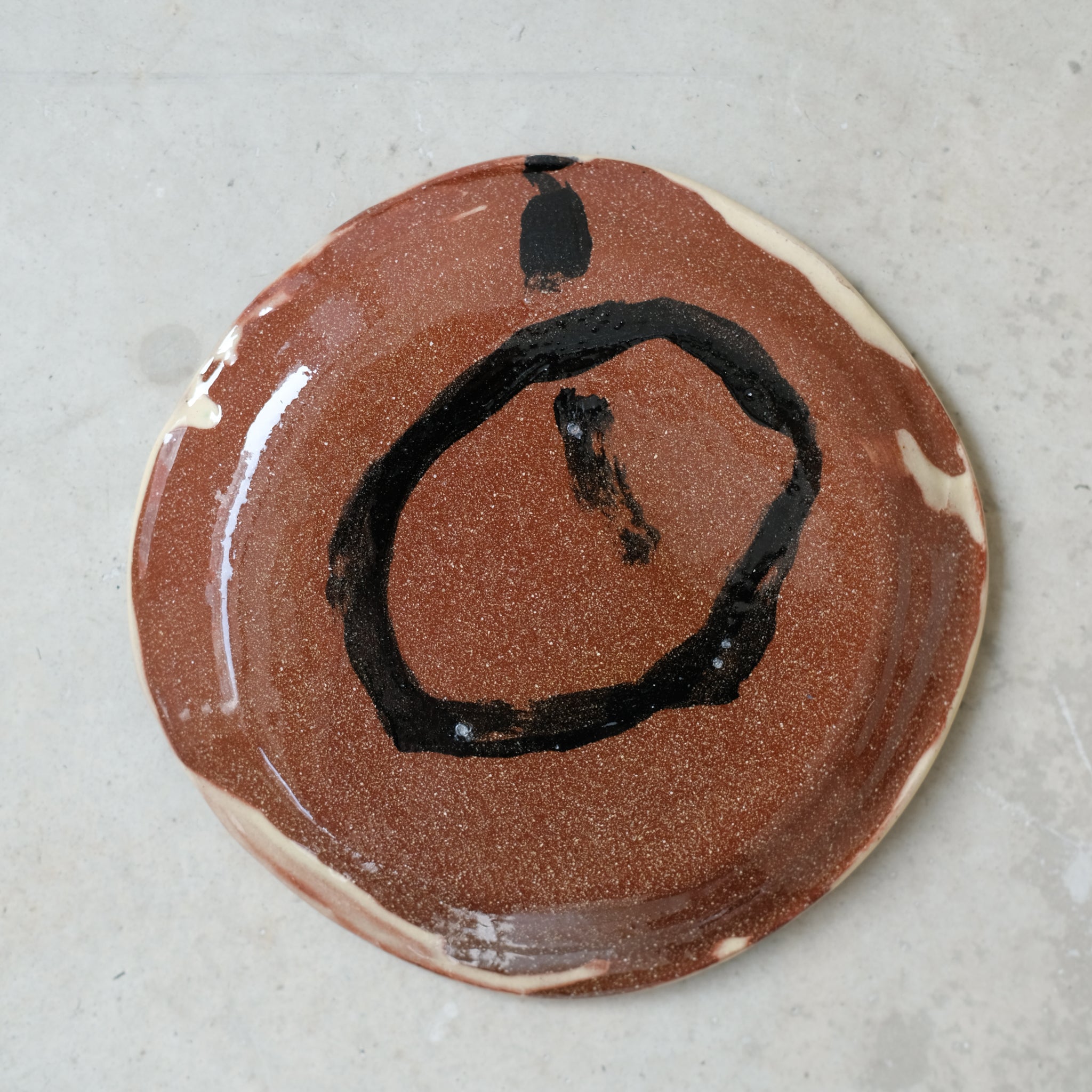 Assiette 16 en faience rouge multicolore par Héloïse Bariol  chez Brutal Ceramics
