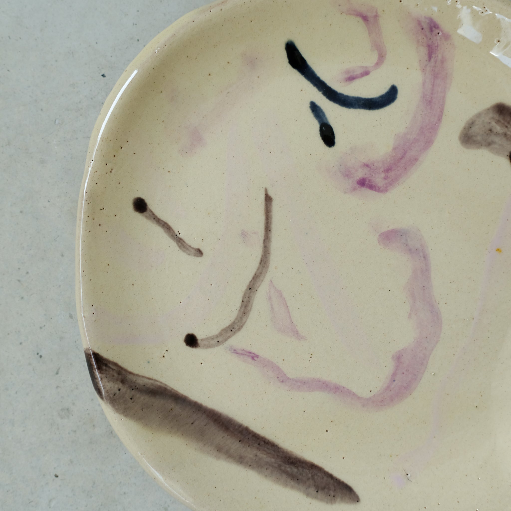 Assiette 13 en faience rouge multicolore par Héloïse Bariol 