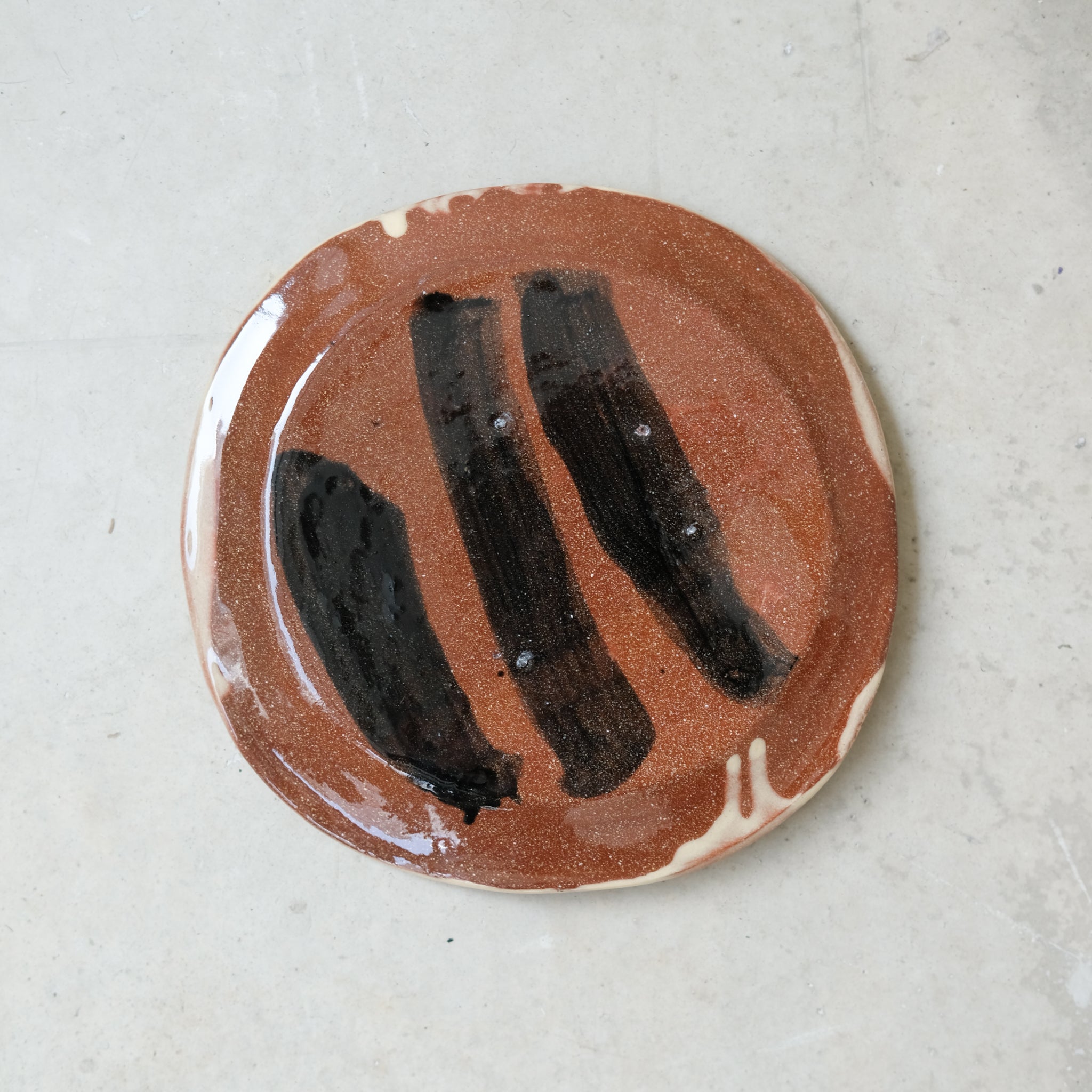 Assiette 21 en faience rouge multicolore par Héloïse Bariol chez Brutal Ceramics 
