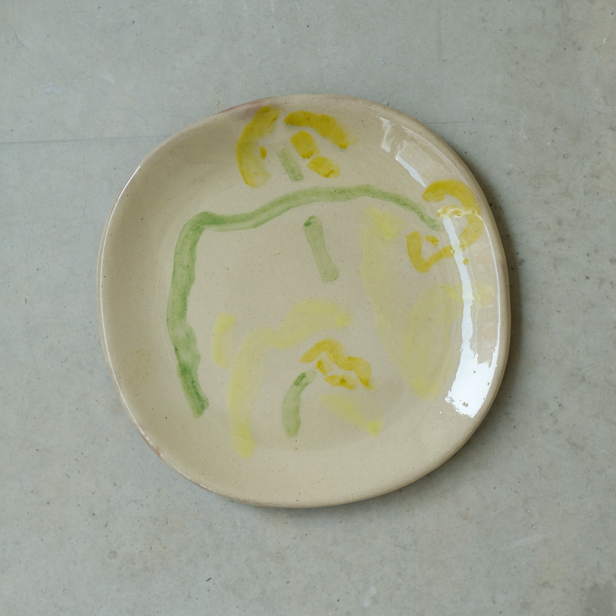 Assiette 20 en faience rouge multicolore par Héloïse Bariol chez Brutal CeramicsAssiette 20 en faience rouge multicolore par Héloïse Bariol chez Brutal Ceramics