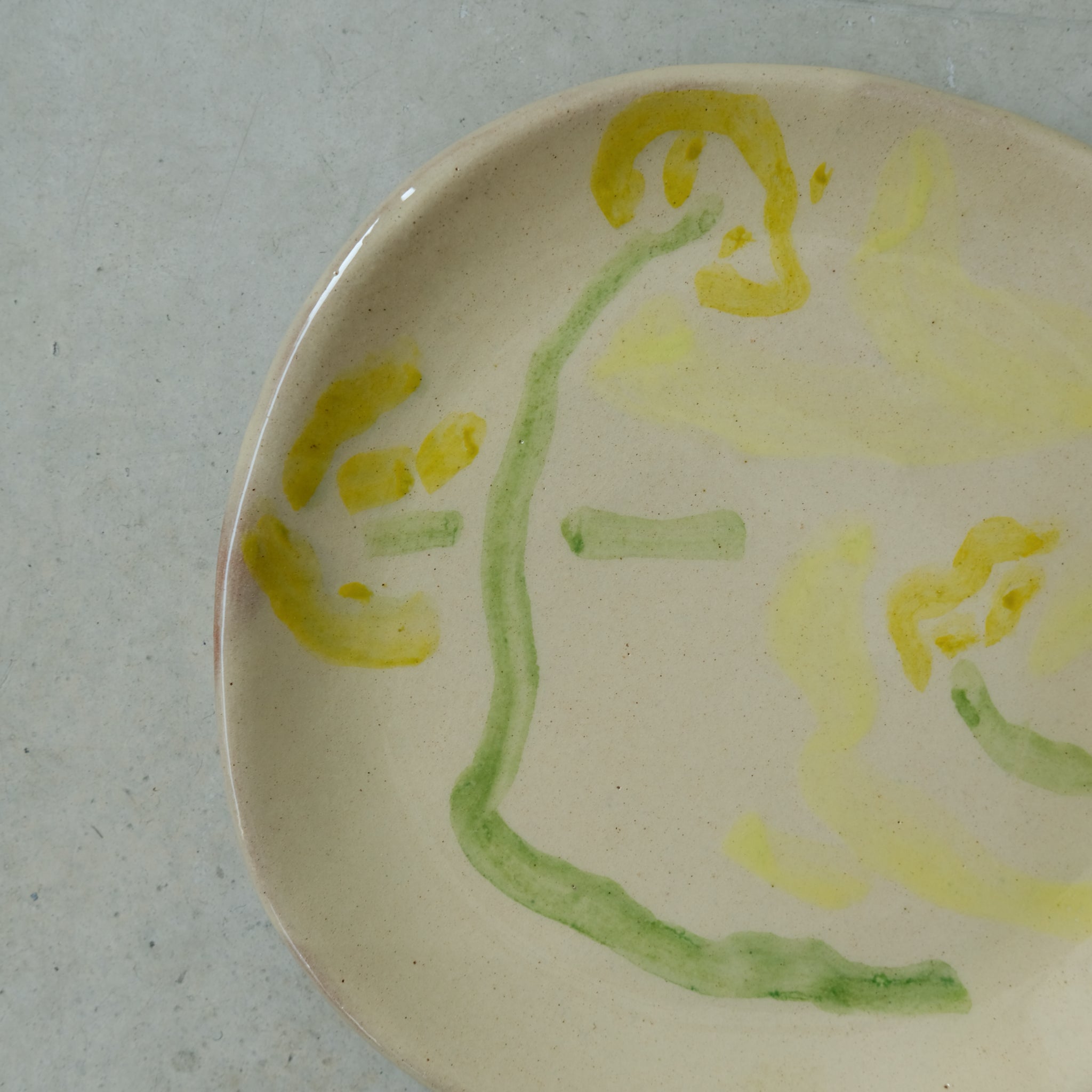 Assiette 20 en faience rouge multicolore par Héloïse Bariol chez Brutal Ceramics
