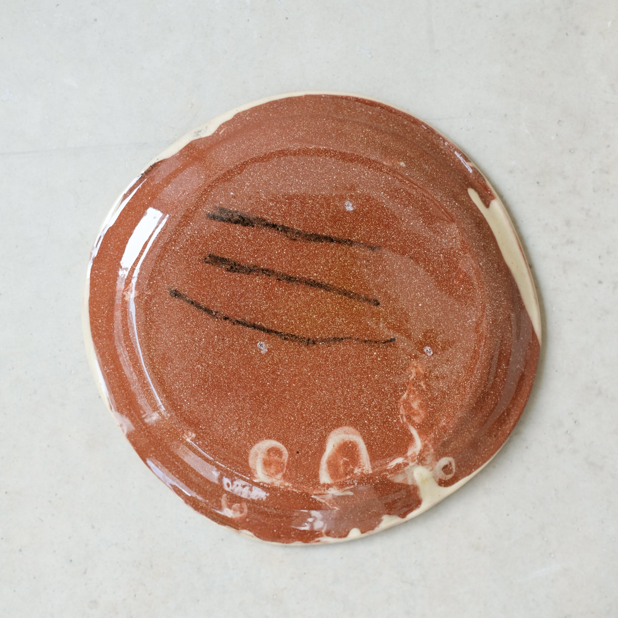 Assiette 20 en faience rouge multicolore par Héloïse Bariol chez Brutal Ceramics