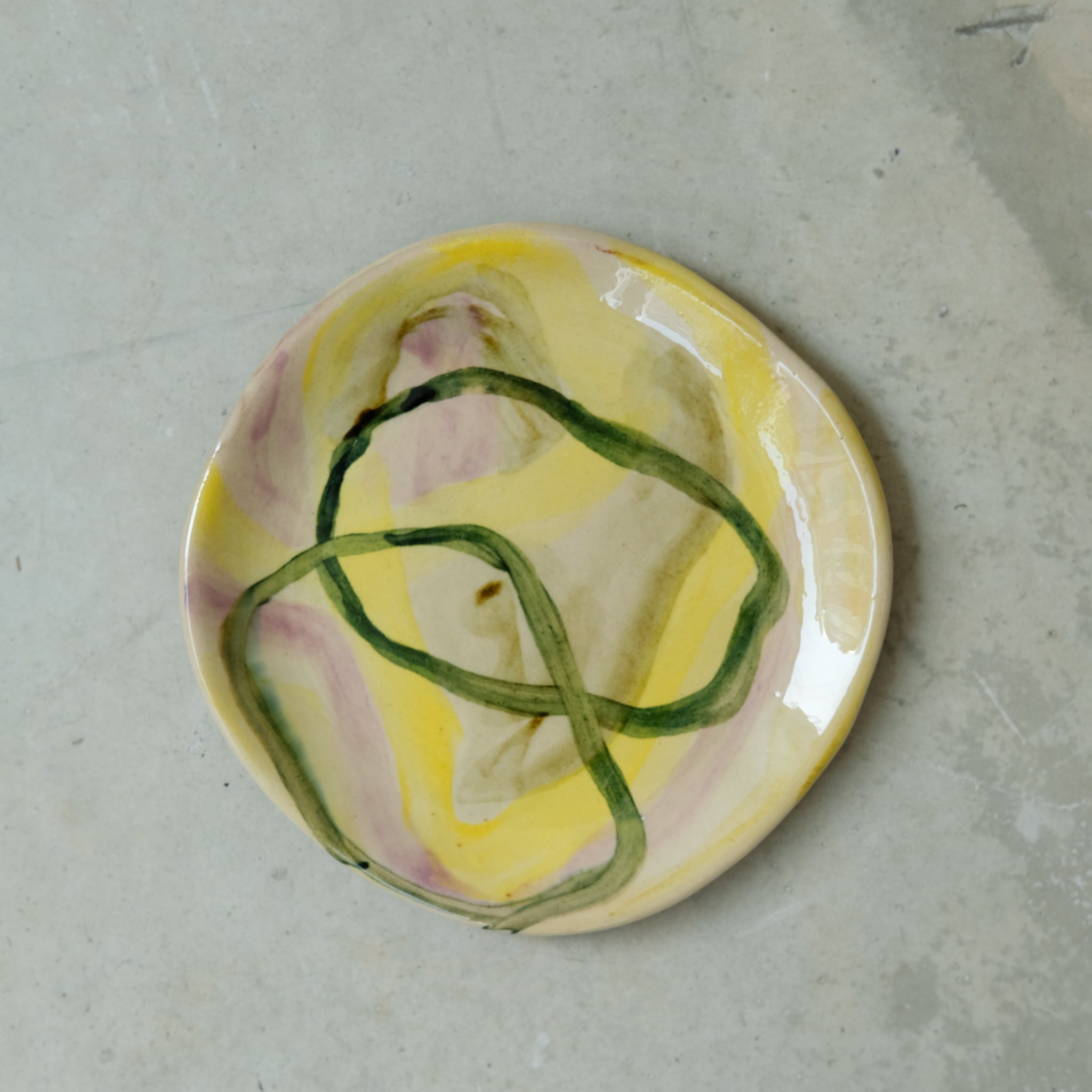 Assiette 19 en faience rouge multicolore par Héloïse Bariol chez Brutal Ceramics