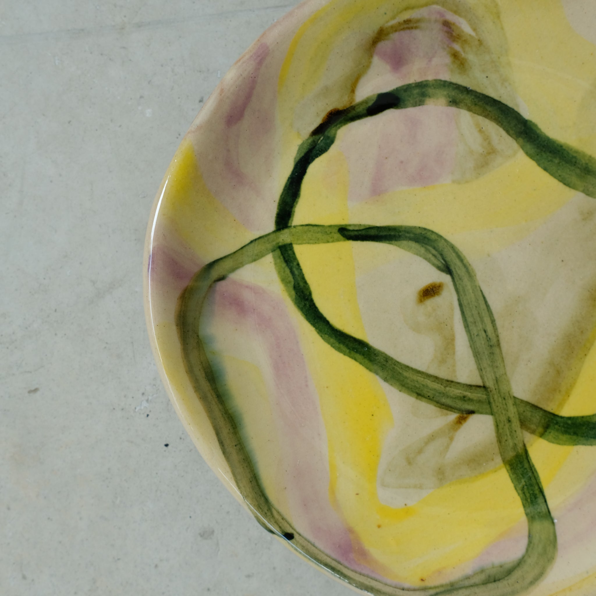 Assiette 19 en faience rouge multicolore par Héloïse Bariol chez Brutal Ceramics