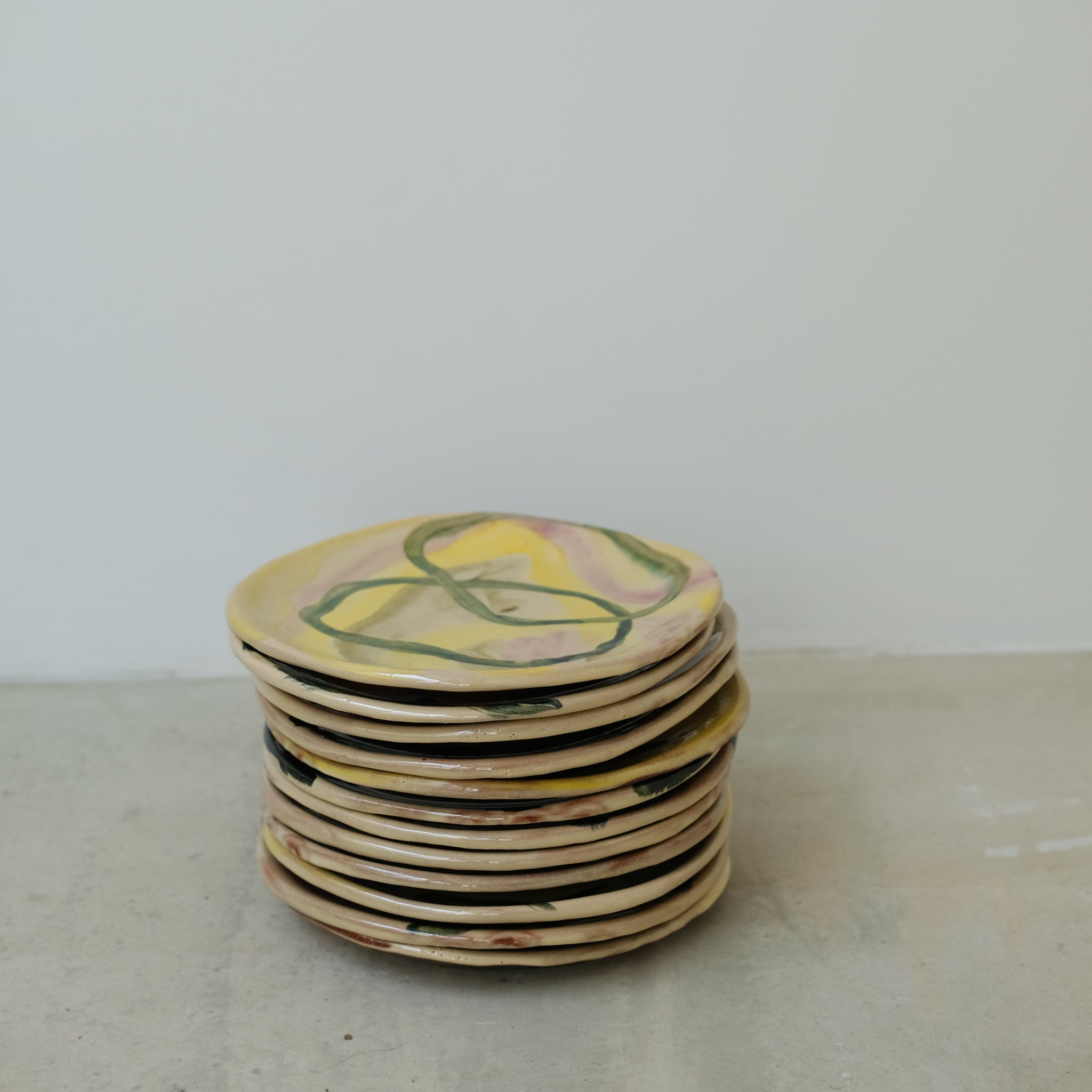 Assiette 14 en faience rouge multicolore par Héloïse Bariol 