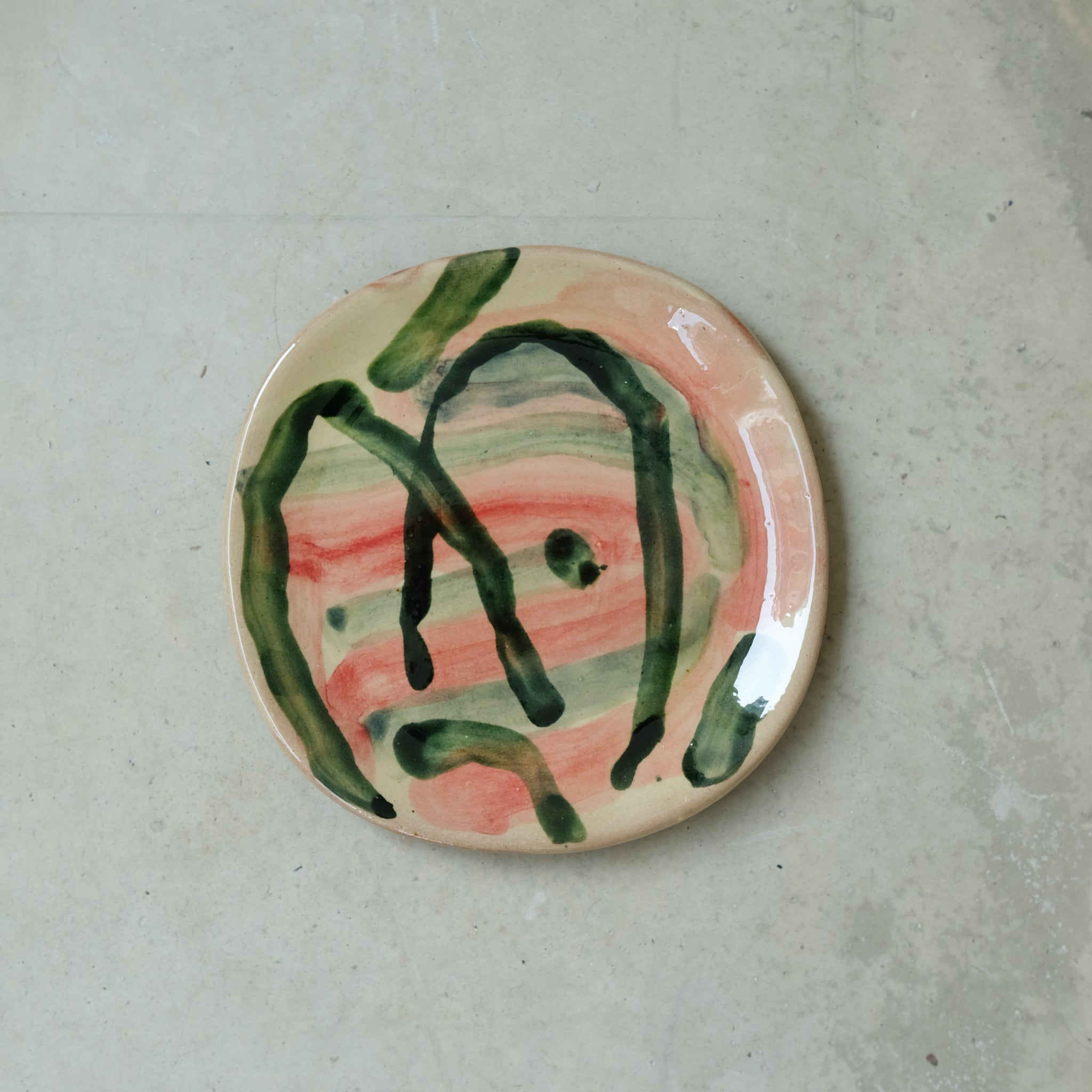 Assiette 12 en faience rouge multicolore par Héloïse Bariol 