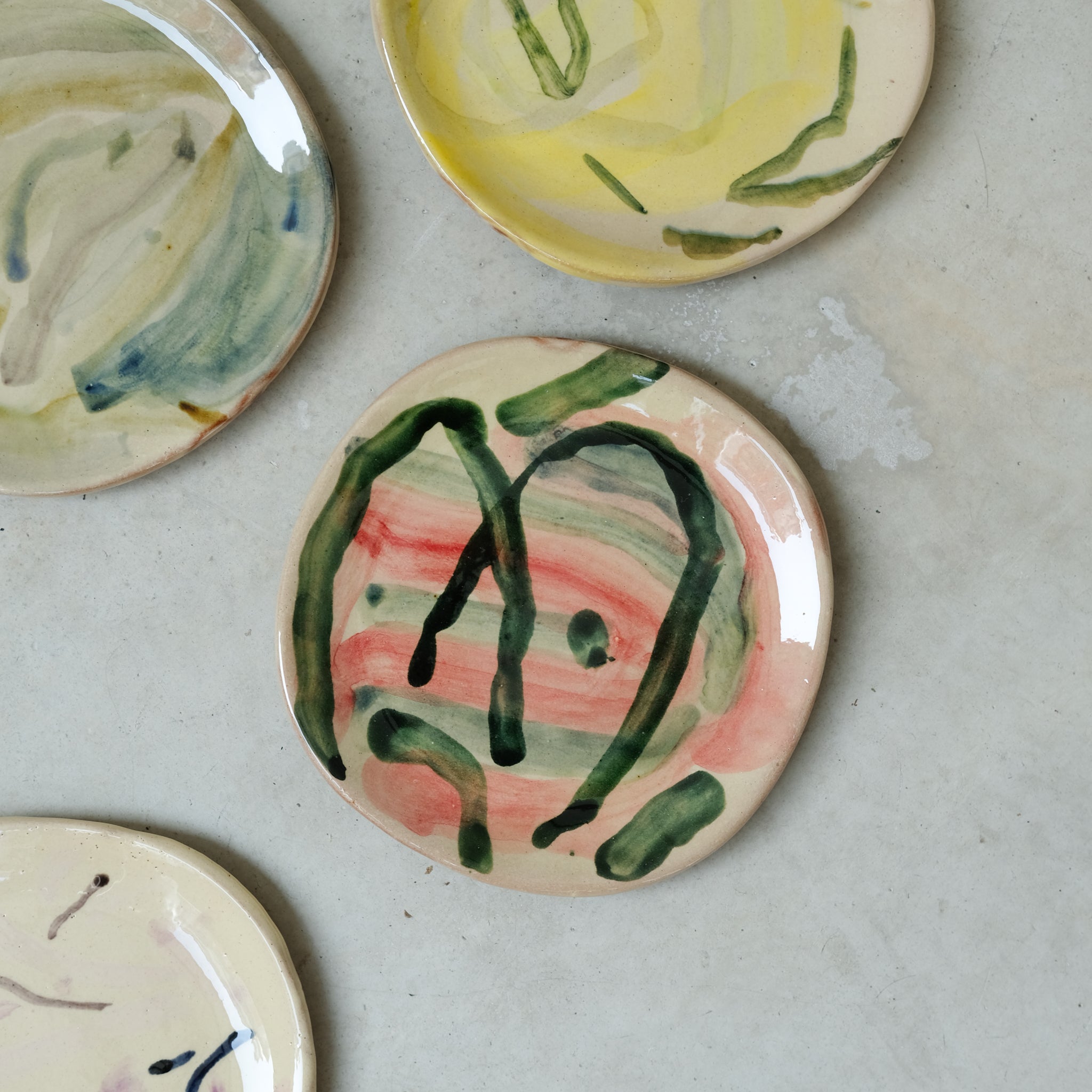 Assiette 12 en faience rouge multicolore par Héloïse Bariol 