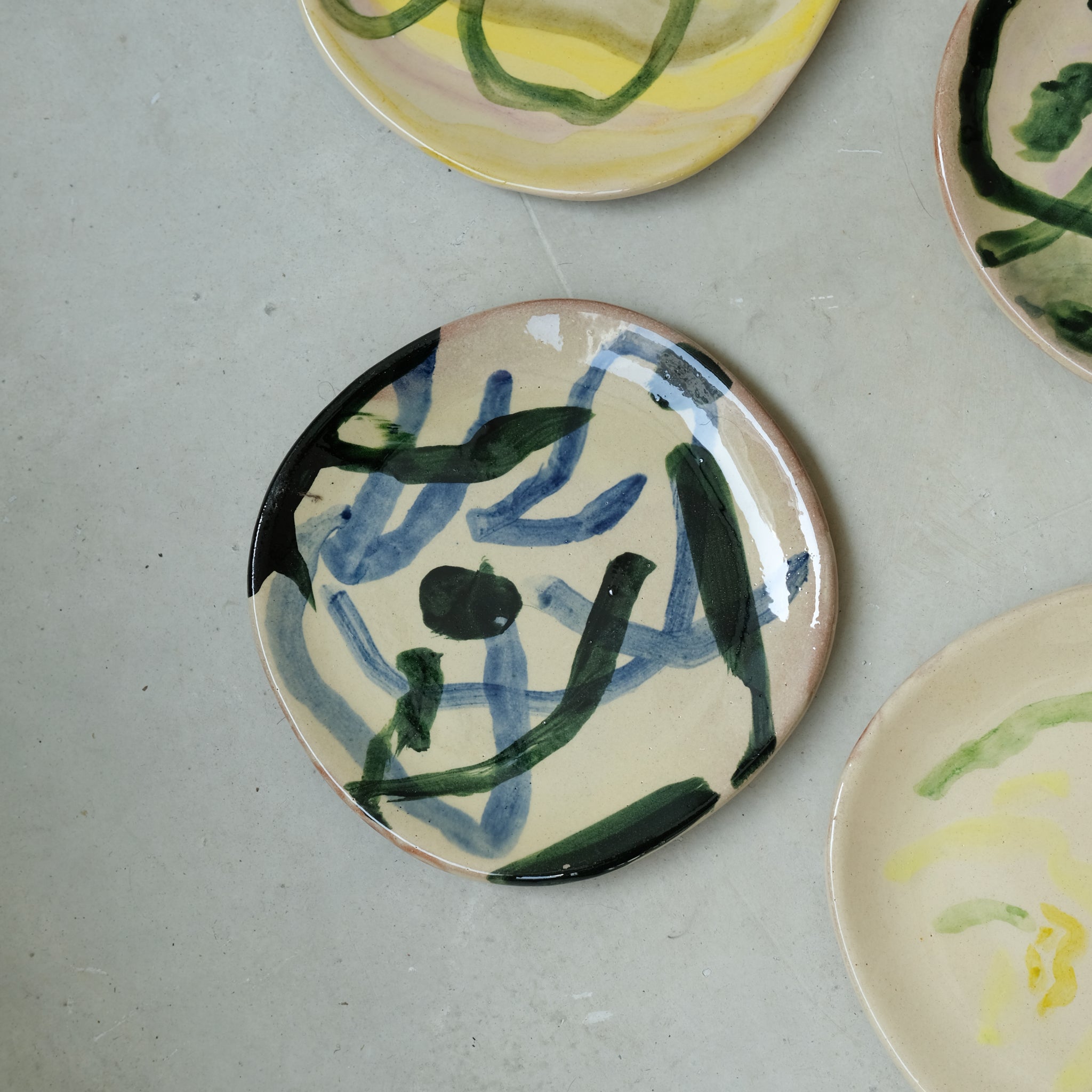 Assiette 18 en faience rouge multicolore par Héloïse Bariol 
