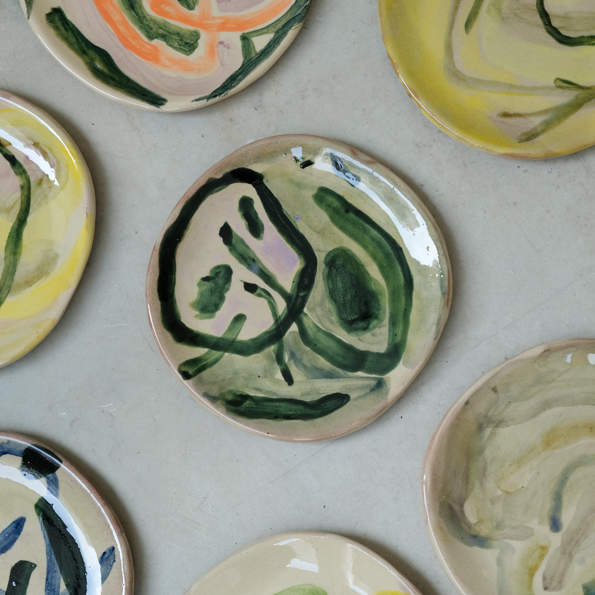 Assiette 17 en faience rouge multicolore par Héloïse Bariol chez Brutal Ceramics