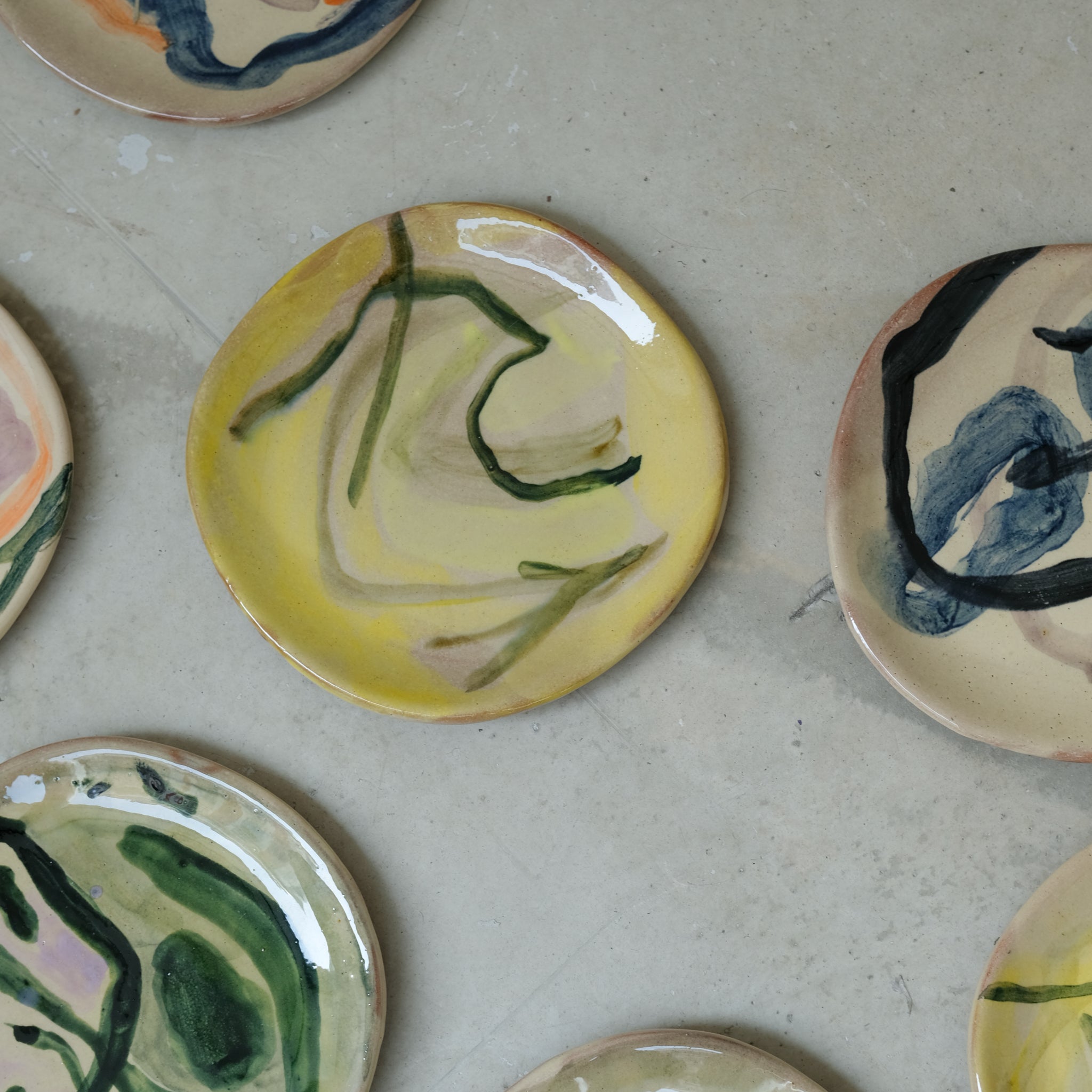 Assiette 21 en faience rouge multicolore par Héloïse Bariol chez Brutal Ceramics 