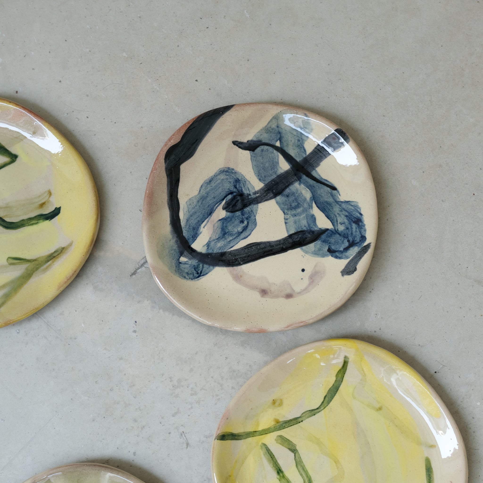 Assiette 16 en faience rouge multicolore par Héloïse Bariol 