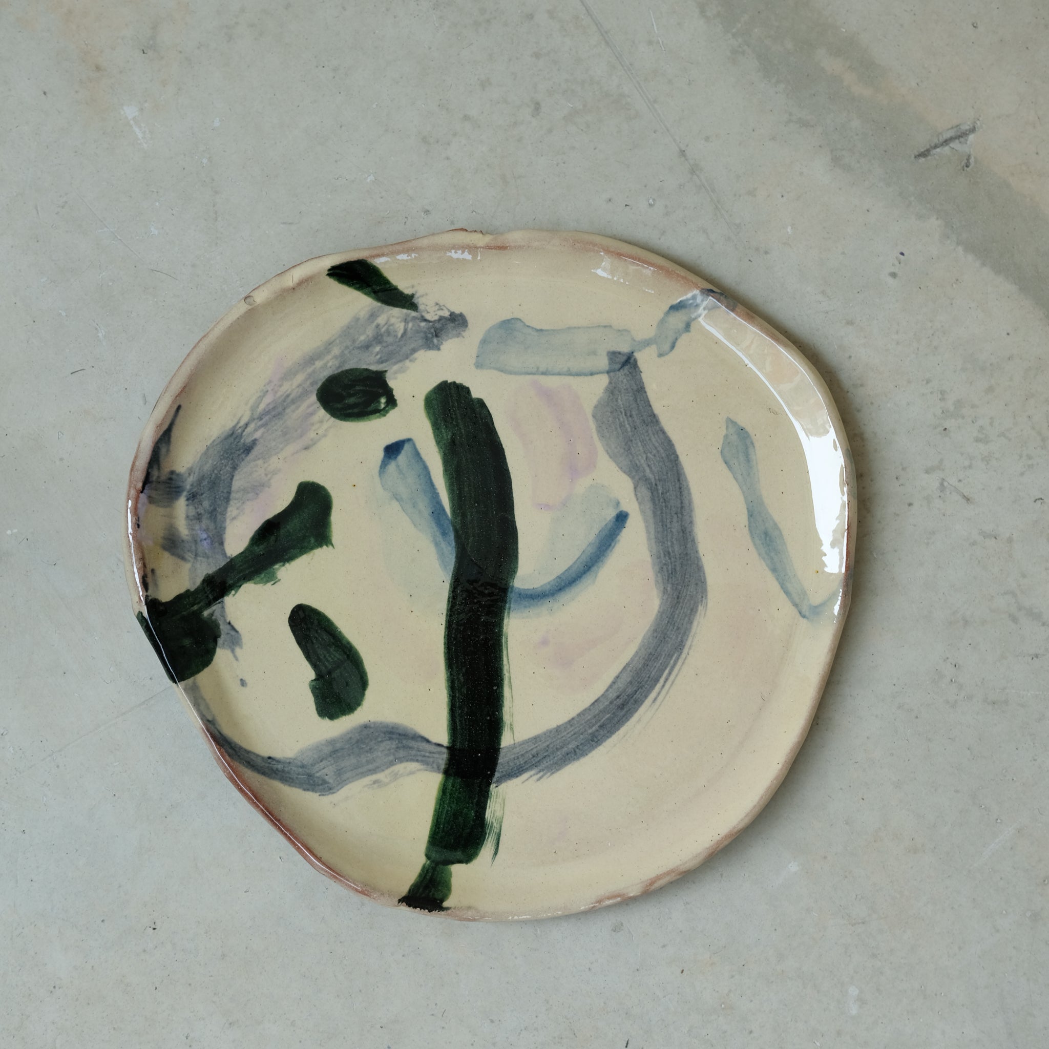 Assiette 12 GM D25cm en faience rouge multicolore par Héloïse Bariol 