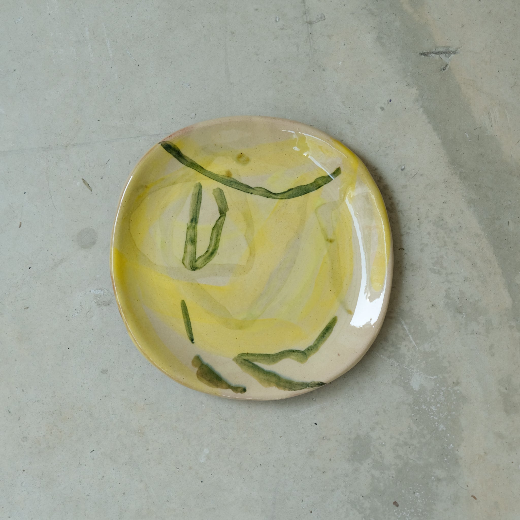 Assiette 22 en faience rouge multicolore par Héloïse Bariol chez Brutal Ceramics