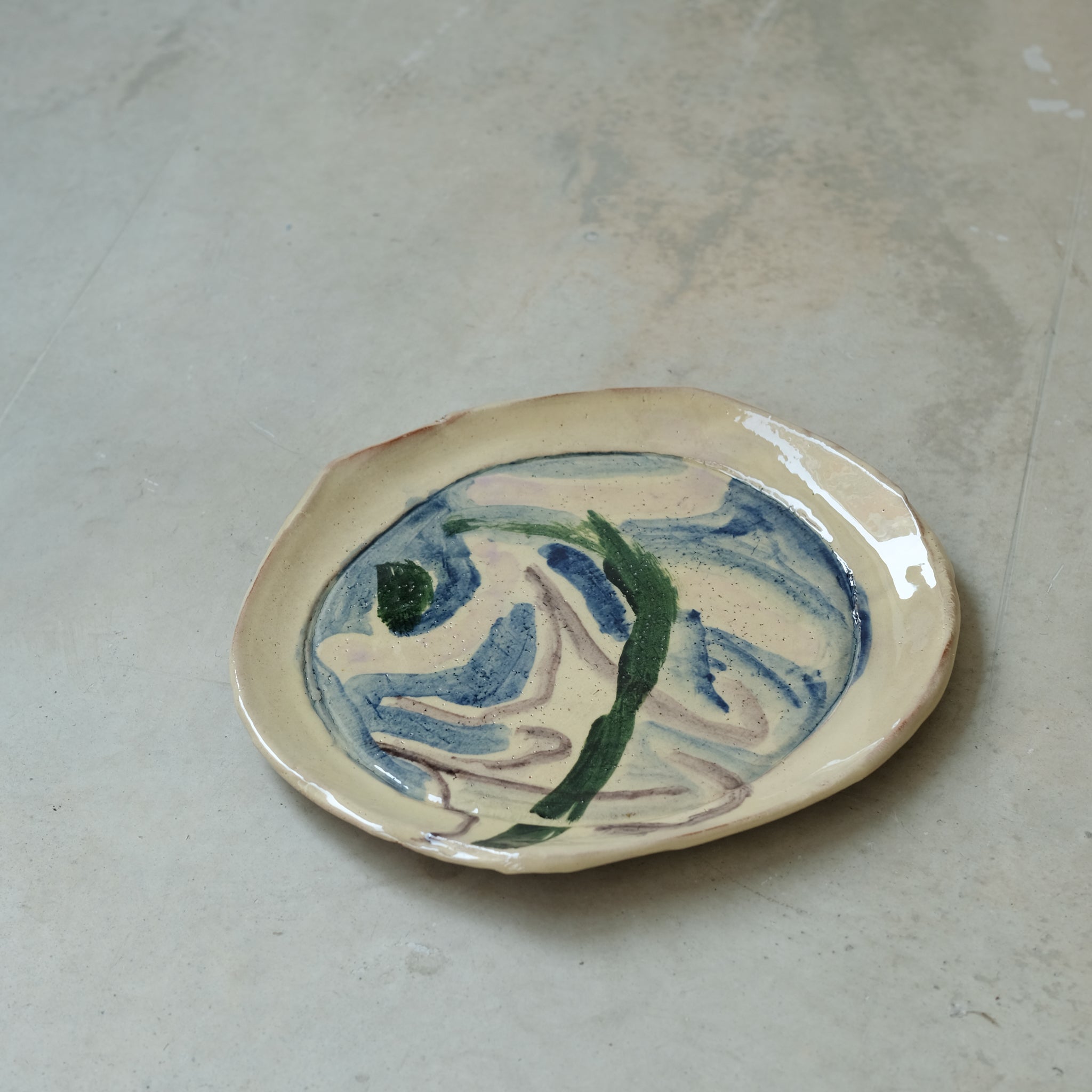 Assiette 14 GM D25cm en faience rouge multicolore par Héloïse Bariol 