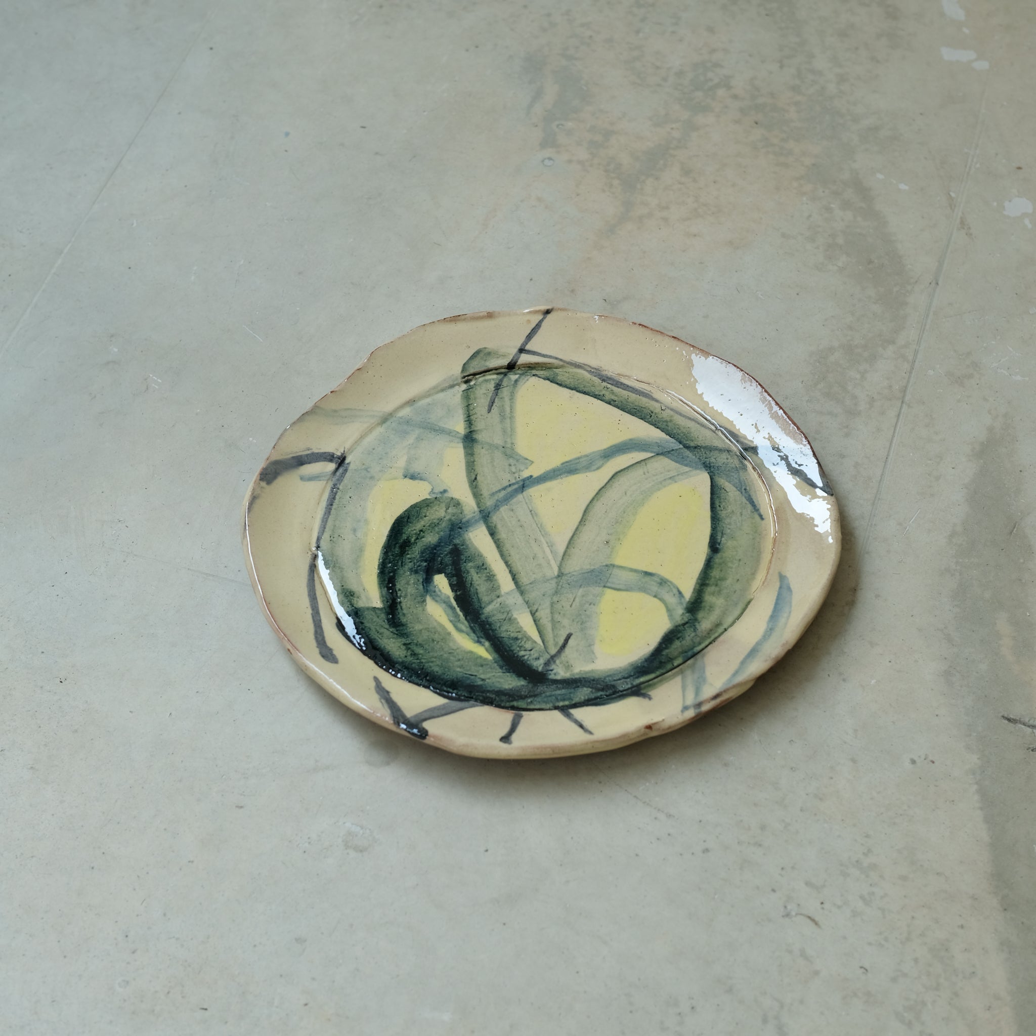 Assiette 13 GM D25cm en faience rouge multicolore par Héloïse Bariol 