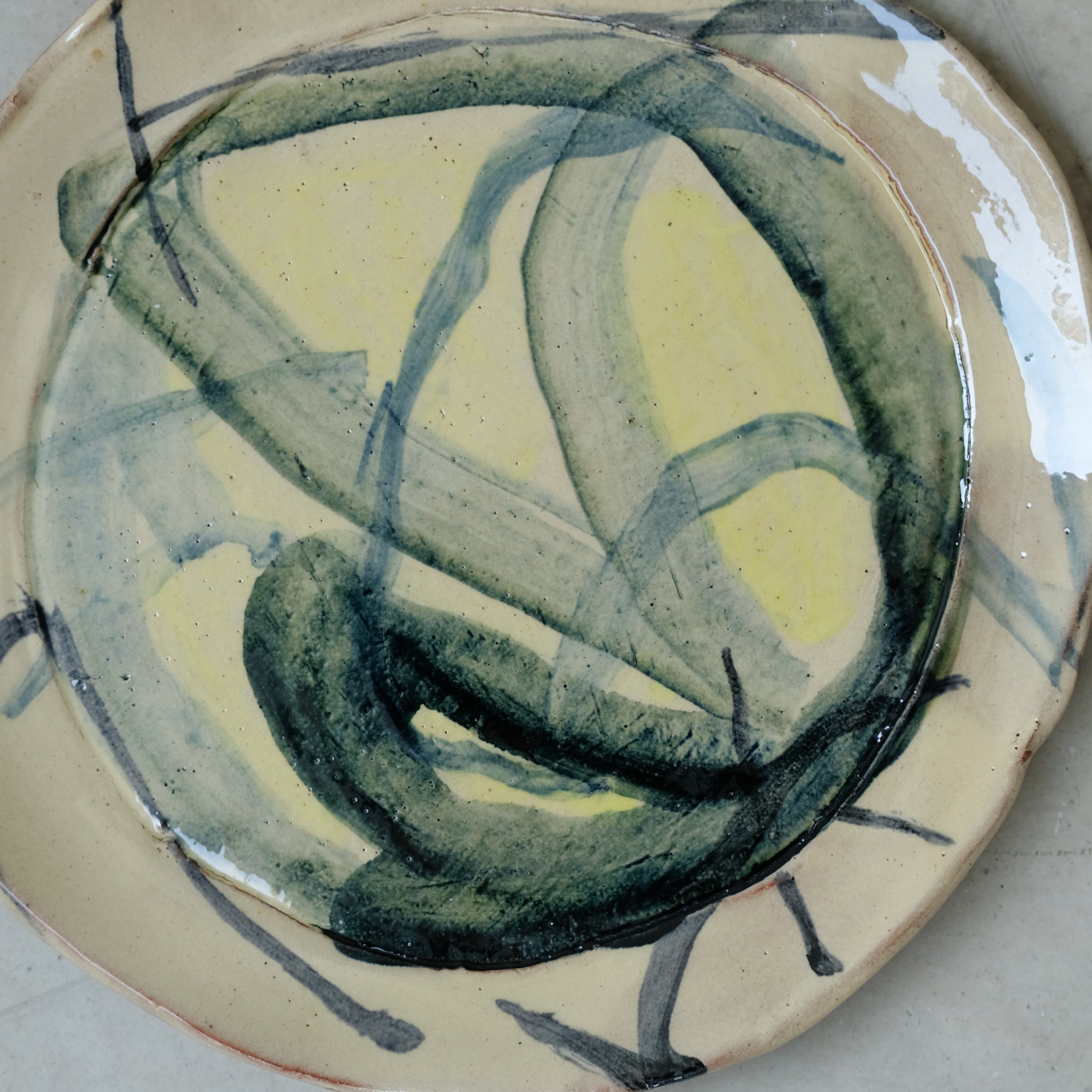 Assiette 13 GM D25cm en faience rouge multicolore par Héloïse Bariol 