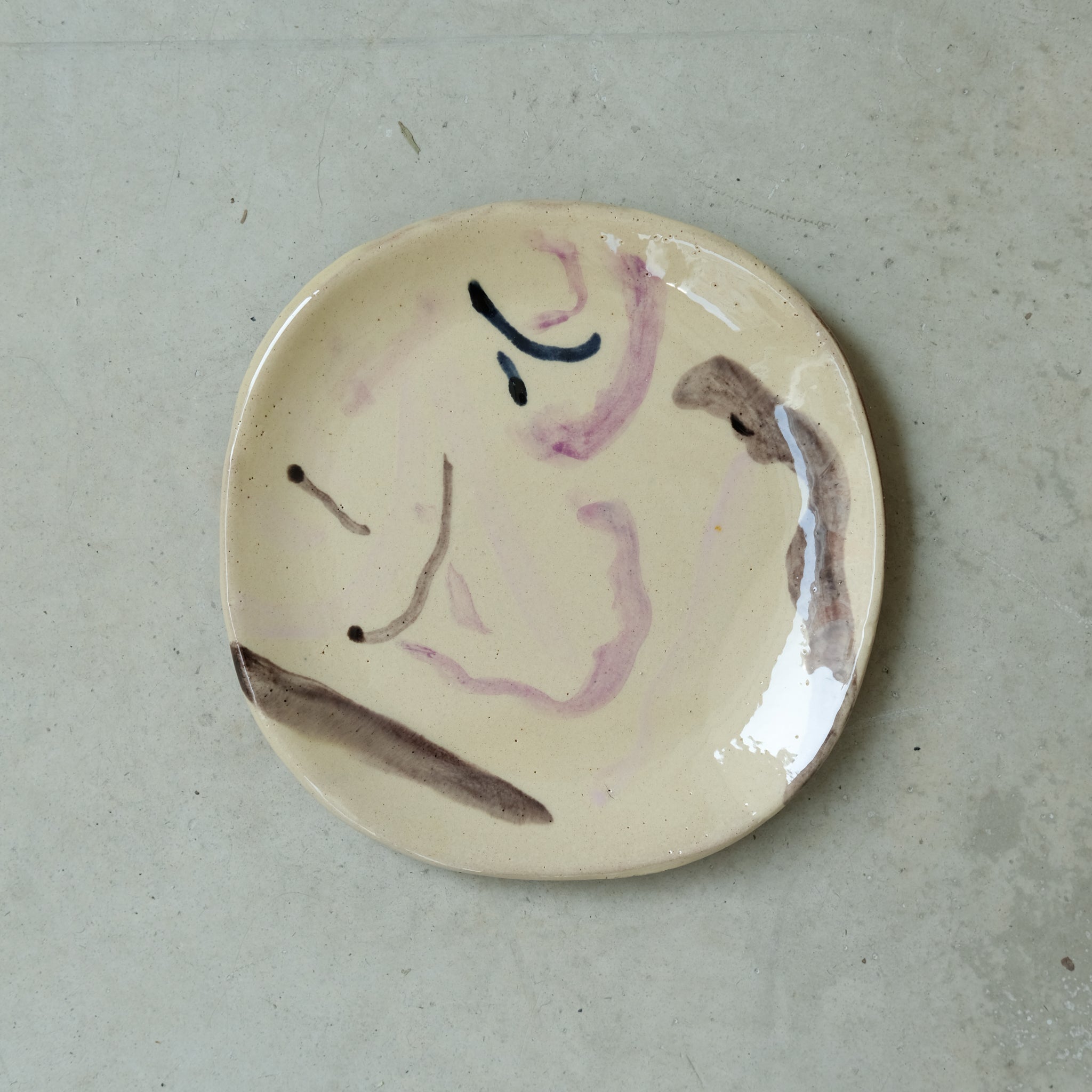 Assiette 13 en faience rouge multicolore par Héloïse Bariol 