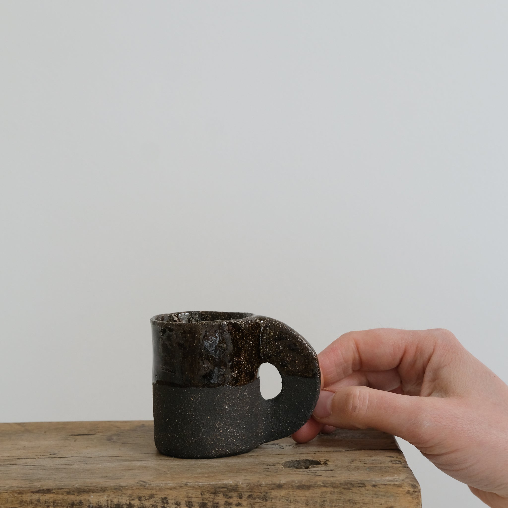 Tasse en grès réglisse de Léa Baldassari chez Brutal CeramicsTasse en grès réglisse de Léa Baldassari chez Brutal Ceramics