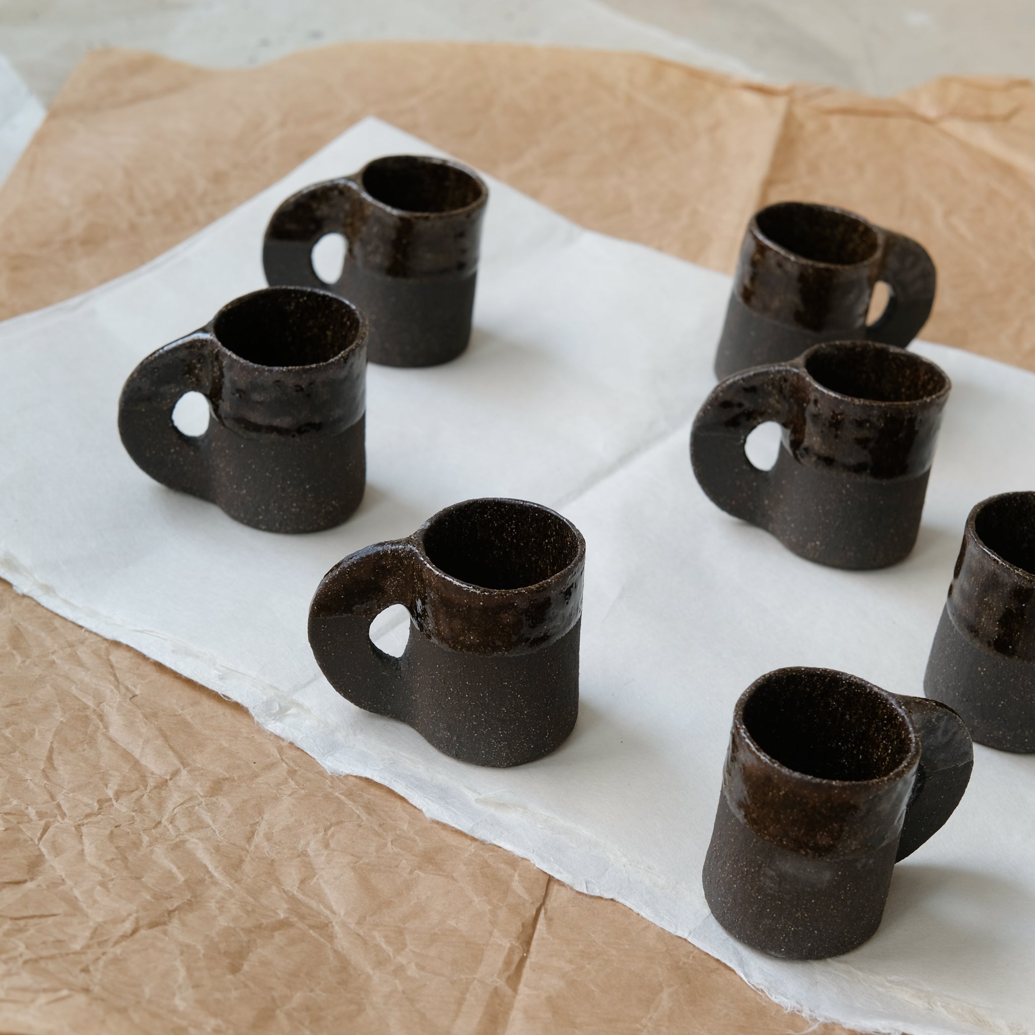 Tasse en grès réglisse de Léa Baldassari chez Brutal Ceramics