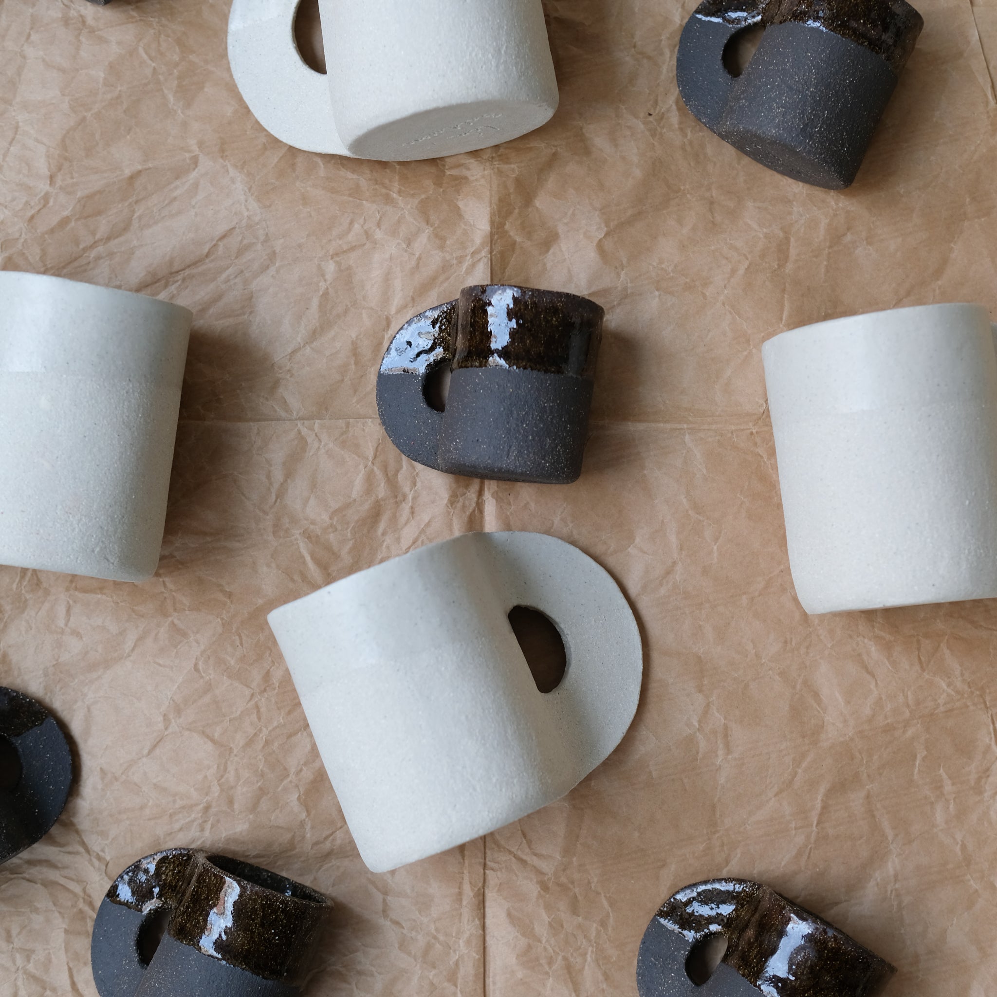 Tasse en grès crème de Léa Baldassari chez Brutal Ceramics