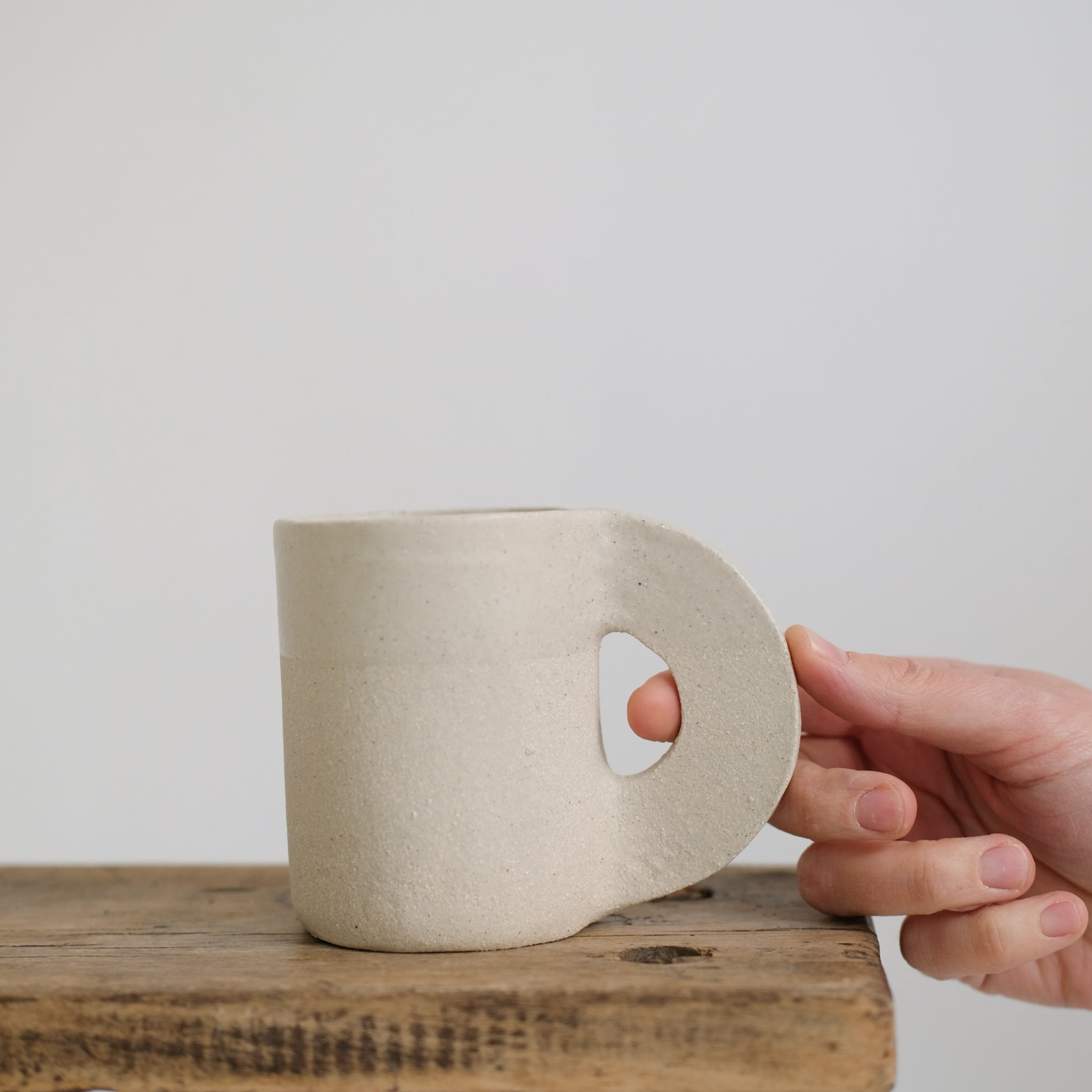 Tasse en grès crème de Léa Baldassari chez Brutal Ceramics