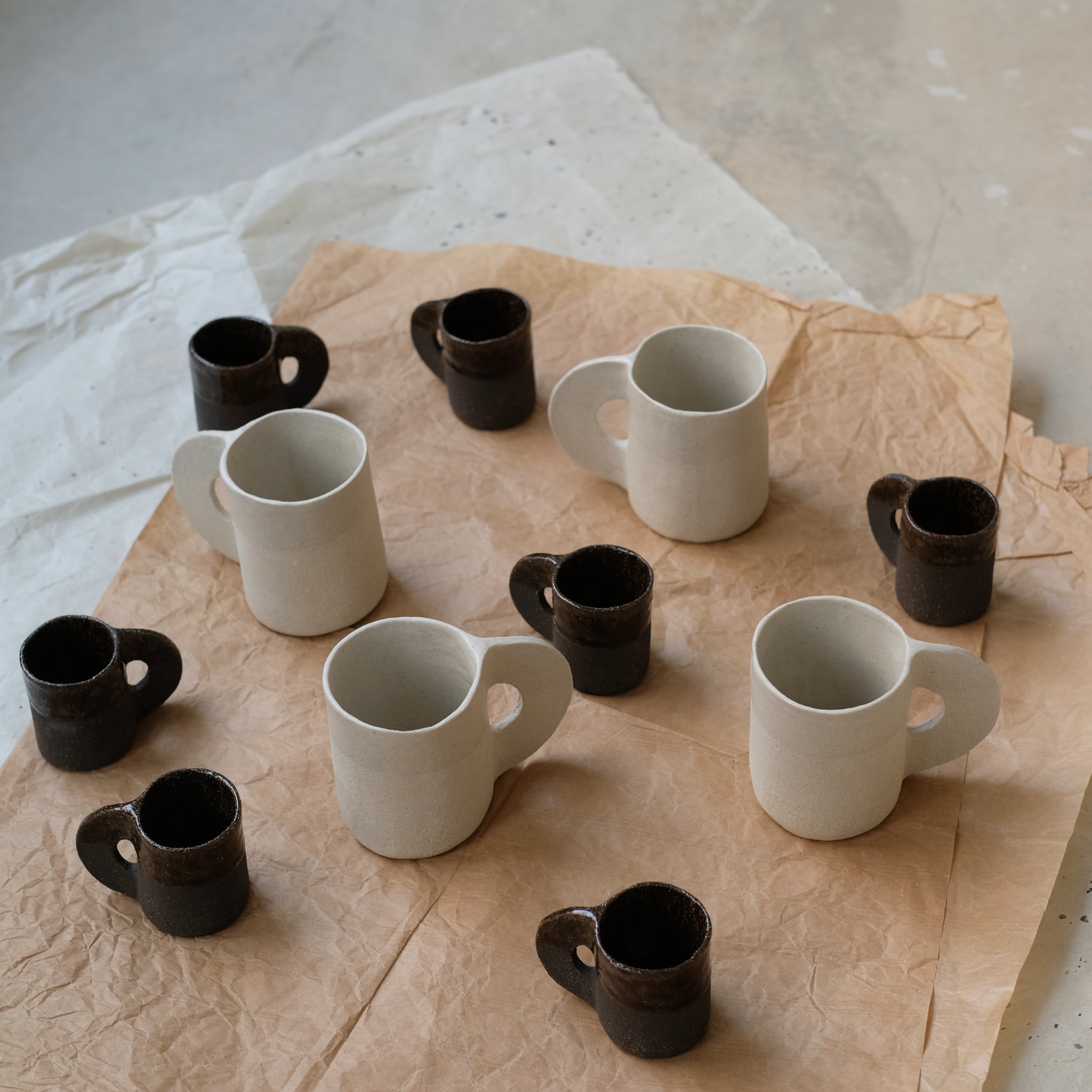 Tasse en grès réglisse de Léa Baldassari chez Brutal CeramicsTasse en grès réglisse de Léa Baldassari chez Brutal Ceramics