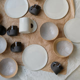 Tasse en grès crème de Léa Baldassari chez Brutal Ceramics