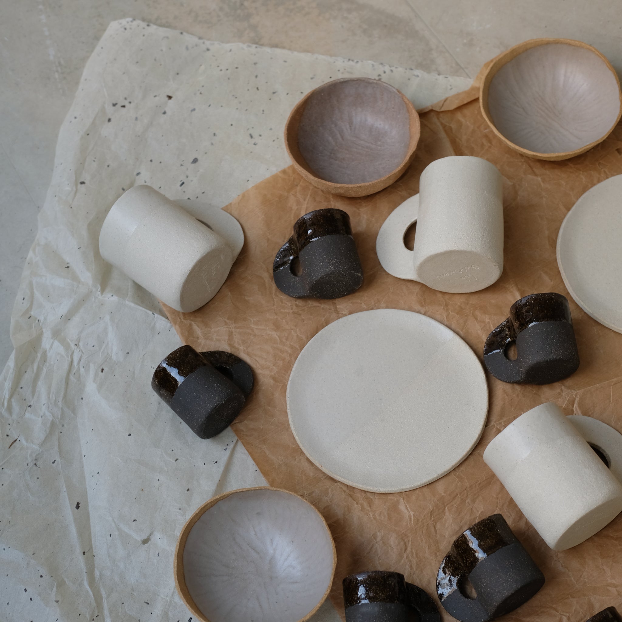 Tasse en grès réglisse de Léa Baldassari chez Brutal Ceramics