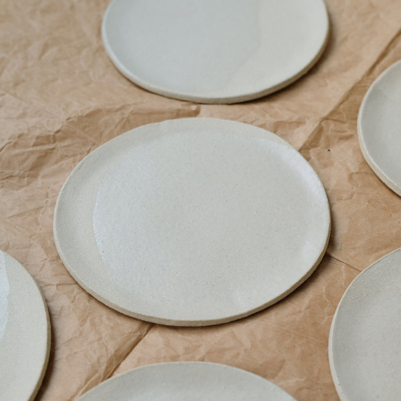 Assiette en grès blanc de Léa Baldassari chez Brutal Ceramics