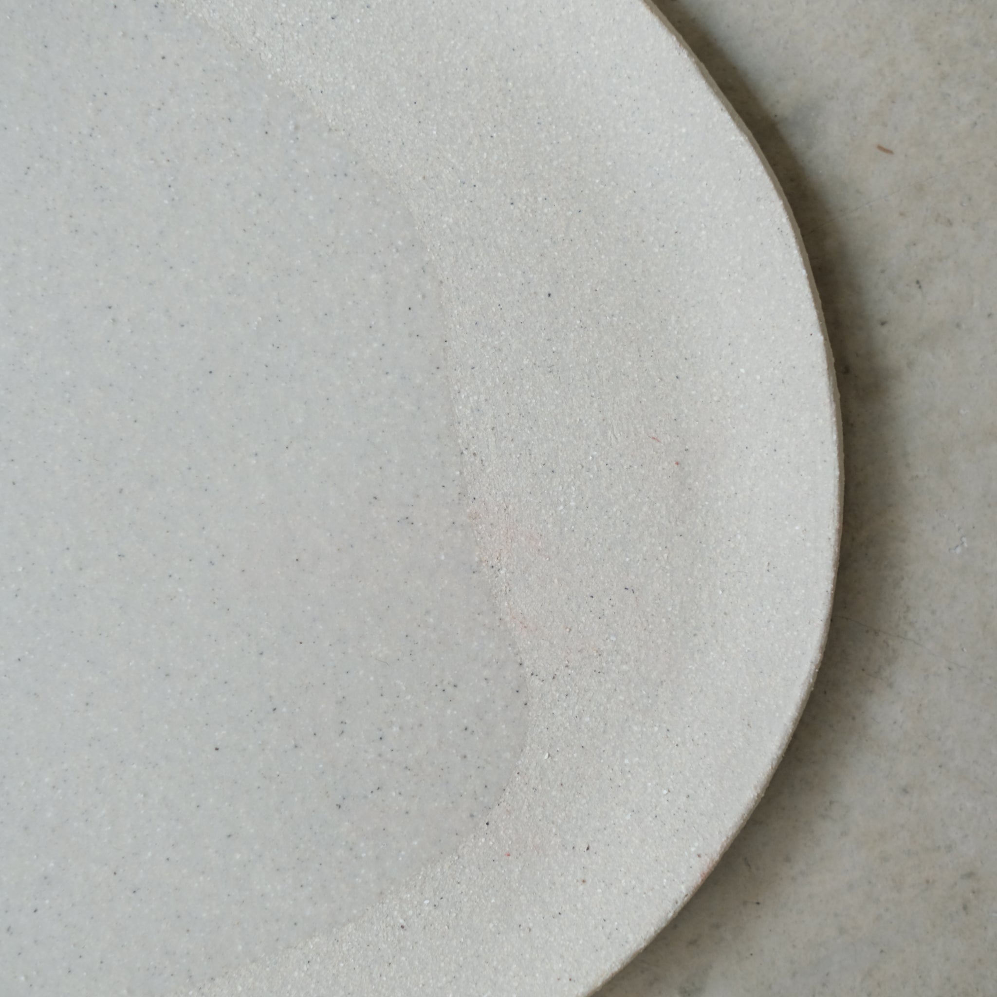 Assiette en grès blanc de Léa Baldassari chez Brutal Ceramics